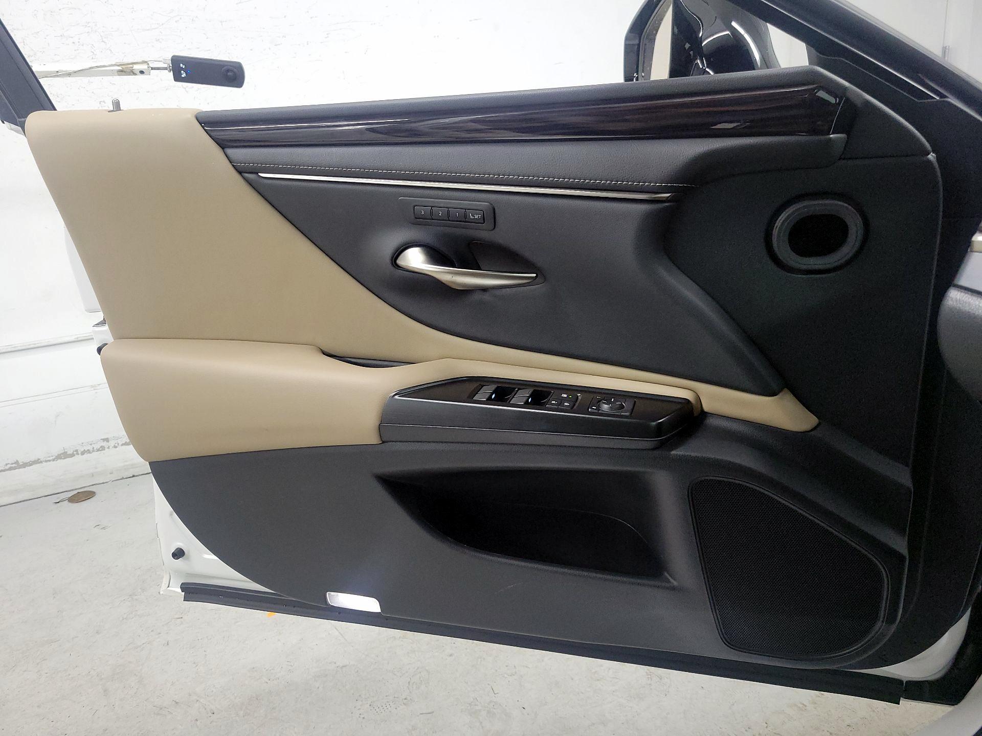 Thumbnail: 2019 Lexus ES - 12