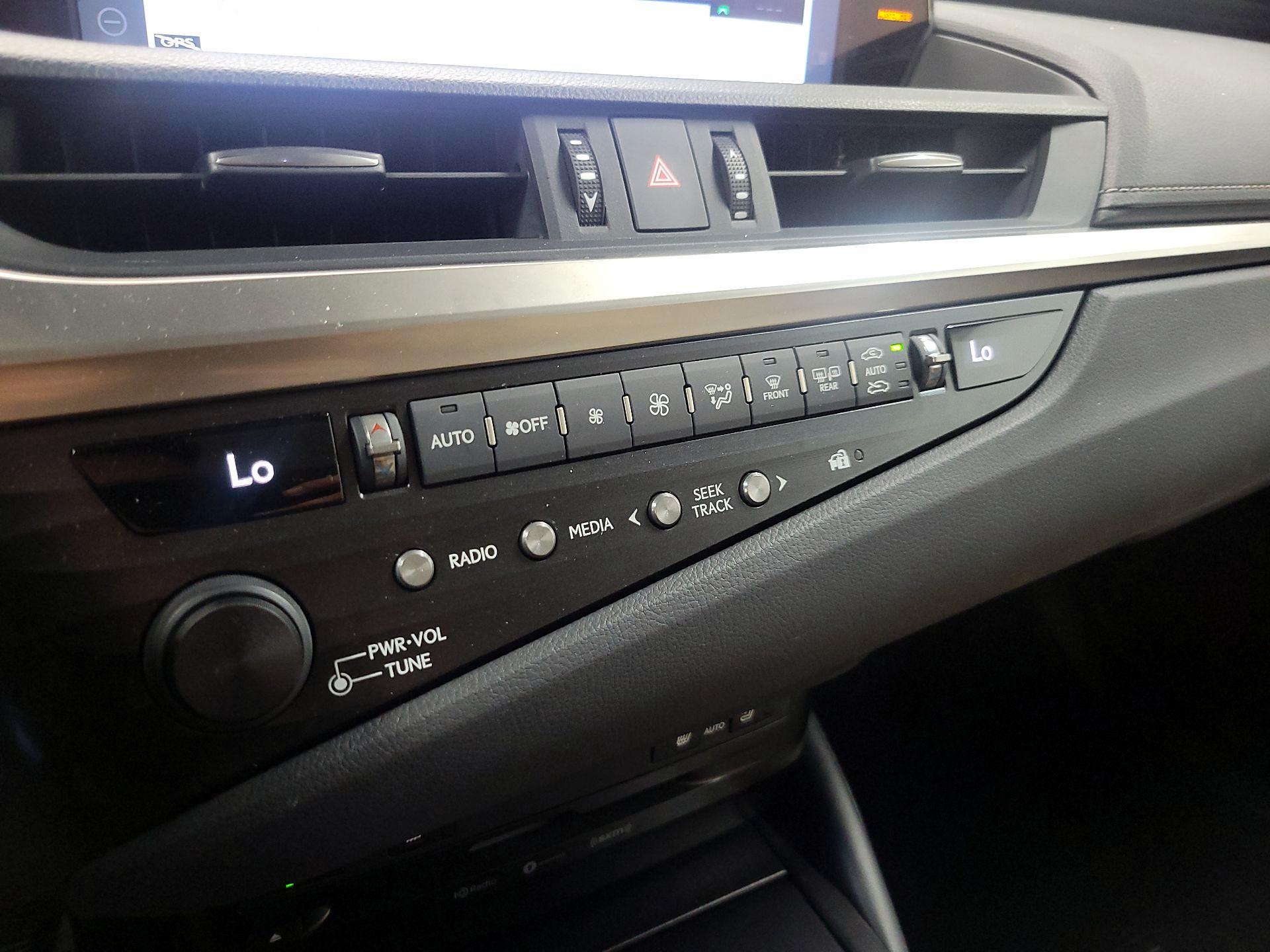 Thumbnail: 2019 Lexus ES - 17