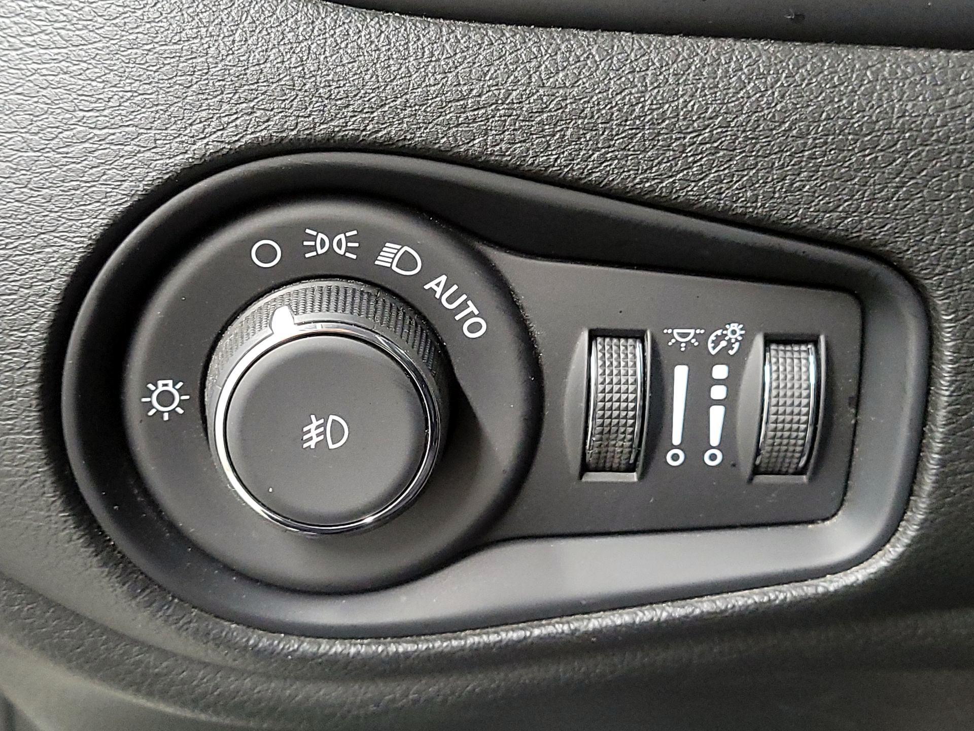 Thumbnail: 2016 Jeep Renegade - 13