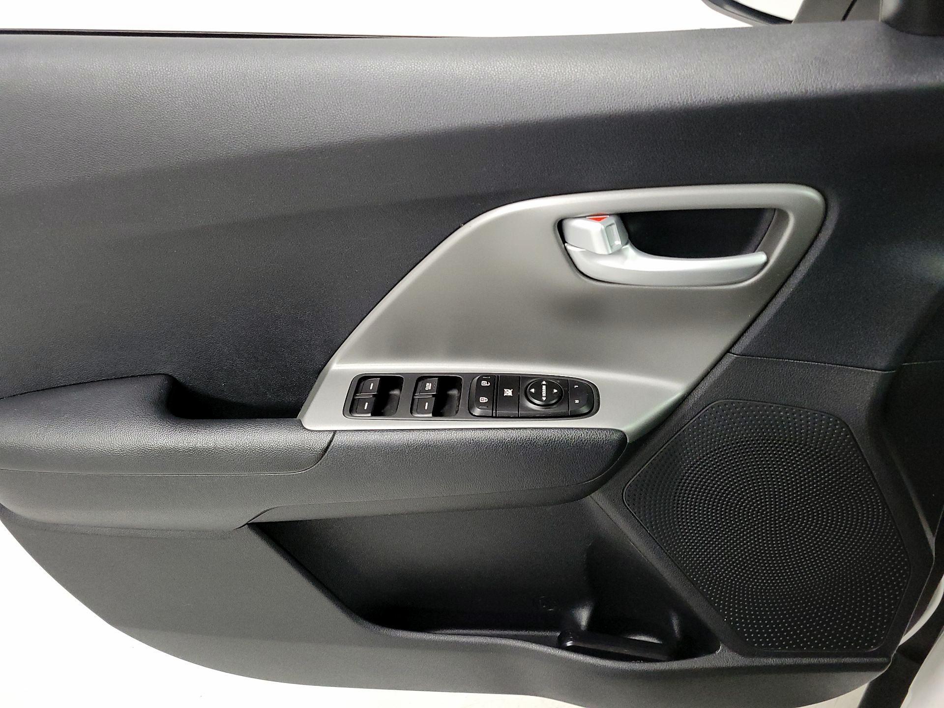 Thumbnail: 2018 Kia Niro - 12