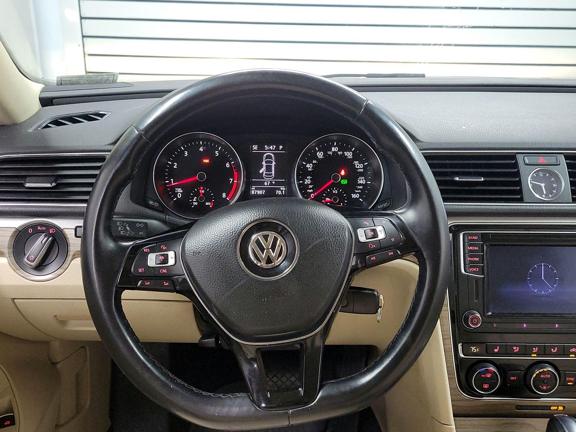 Thumbnail: 2016 Volkswagen Passat - 10