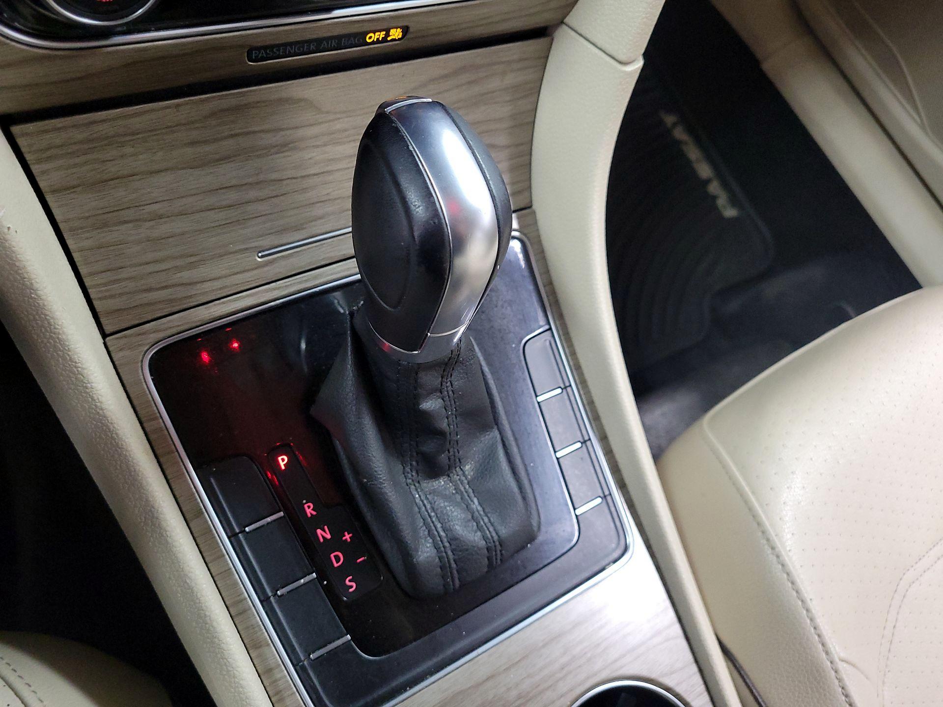 Thumbnail: 2016 Volkswagen Passat - 16