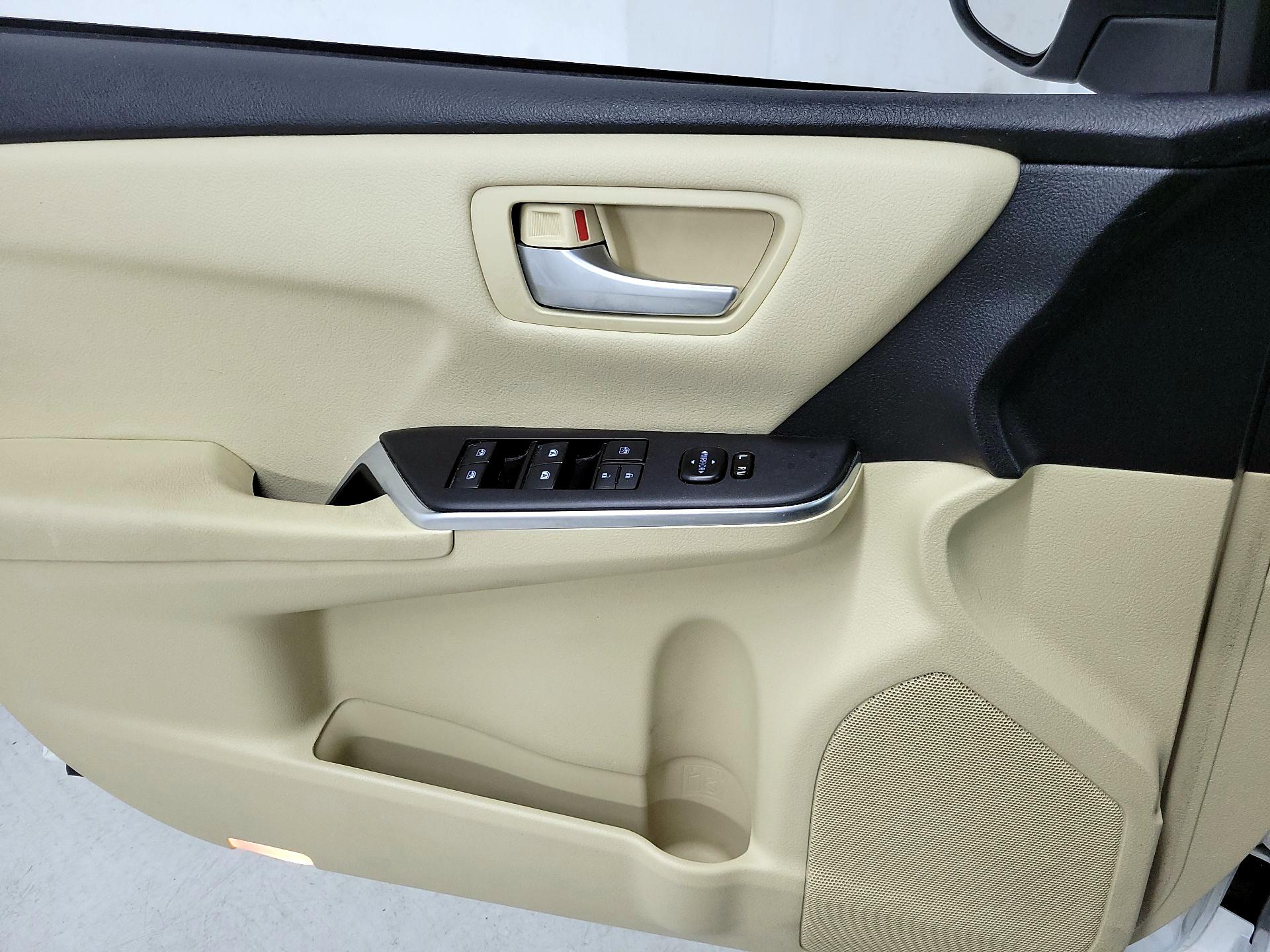 Thumbnail: 2016 Toyota Camry - 12