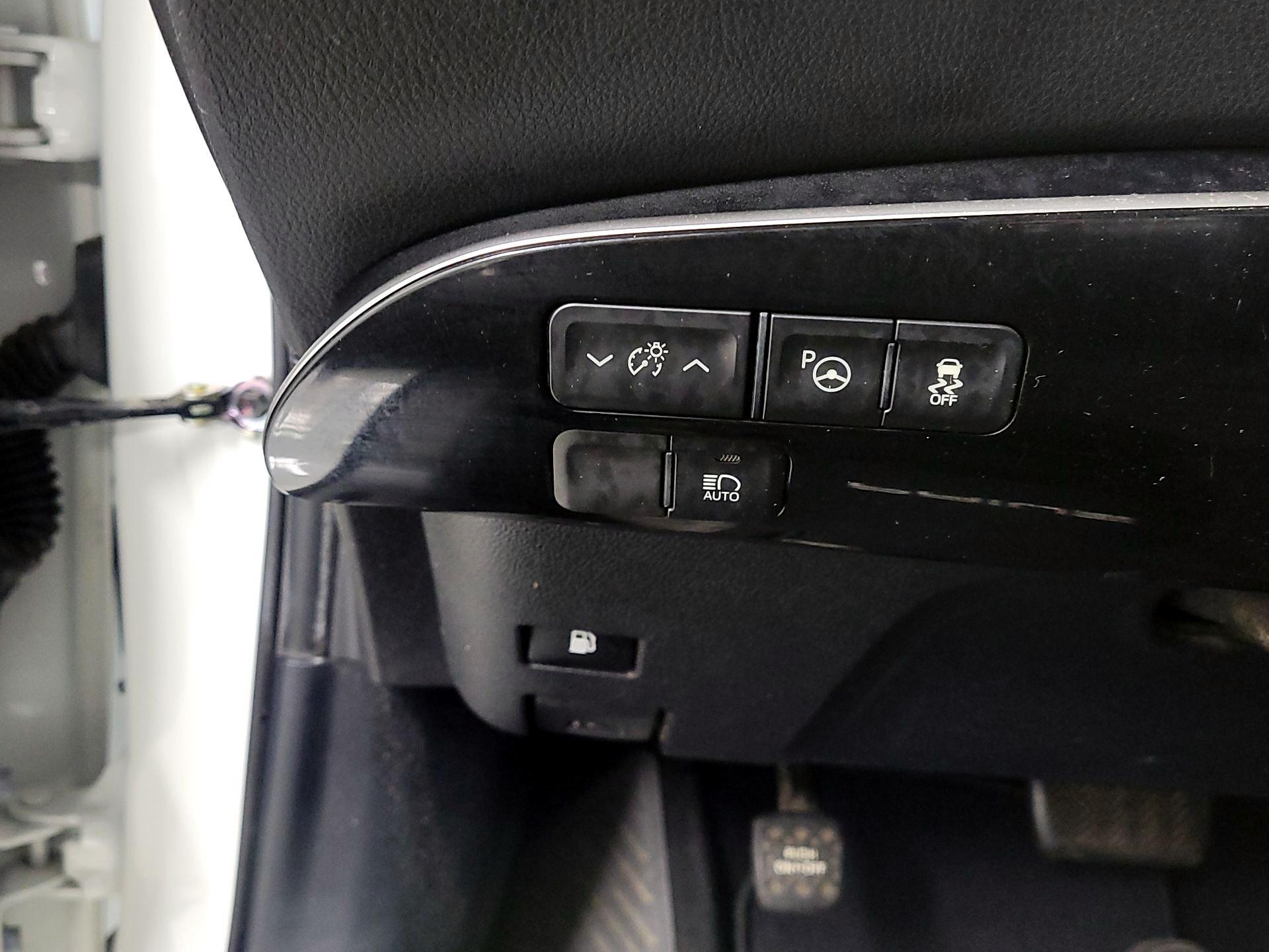 Thumbnail: 2017 Toyota Prius - 13