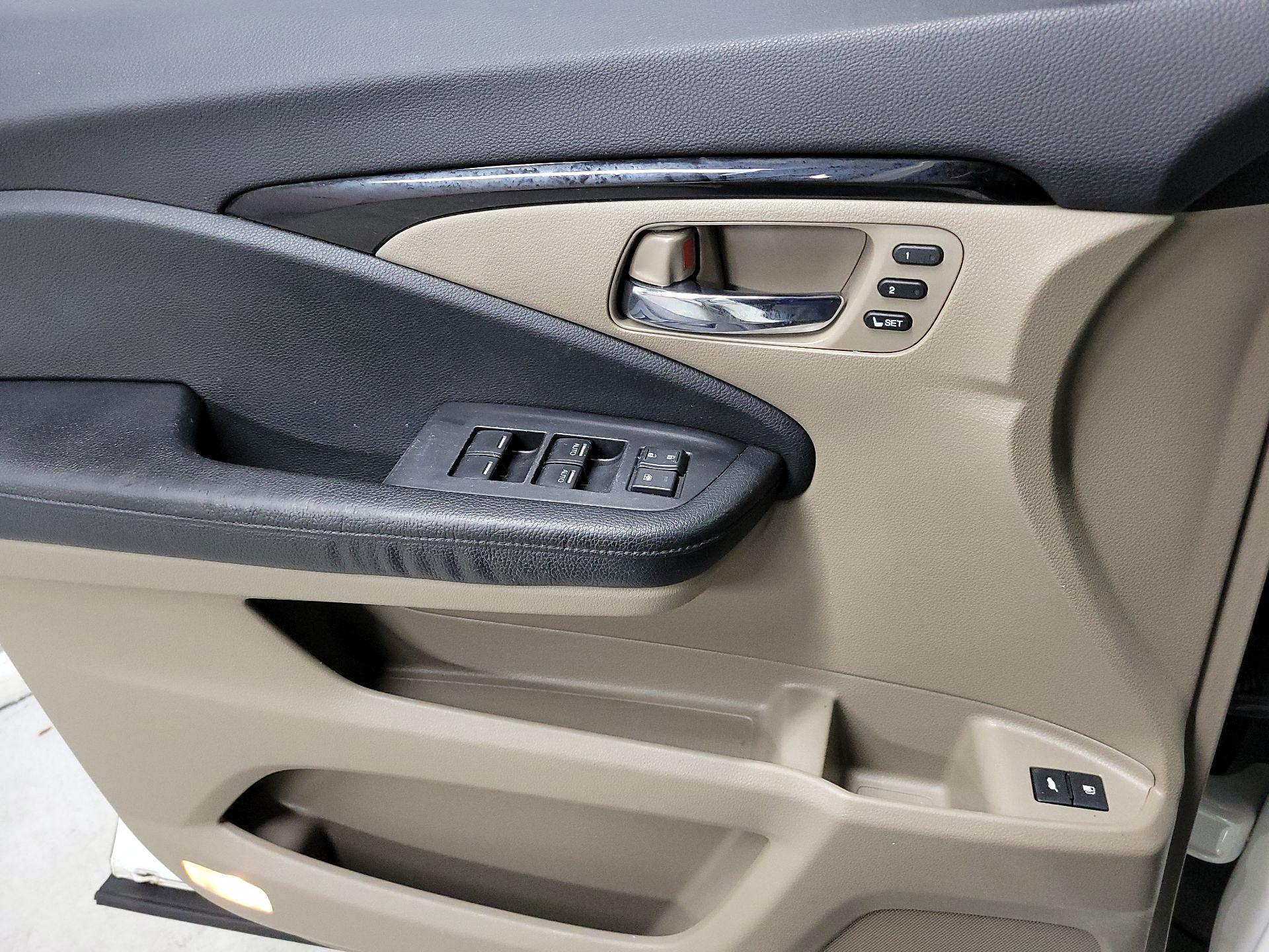 Thumbnail: 2016 Honda Pilot - 12