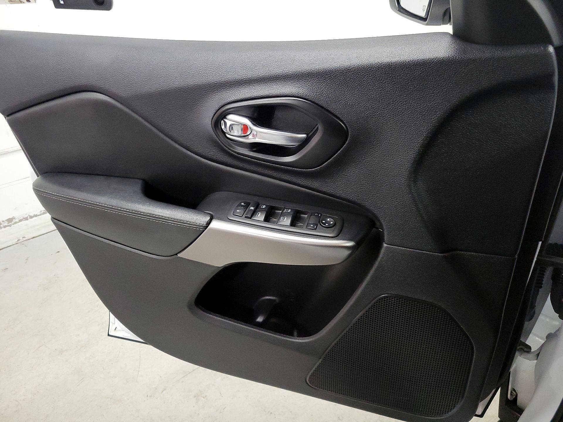 Thumbnail: 2021 Jeep Cherokee - 12