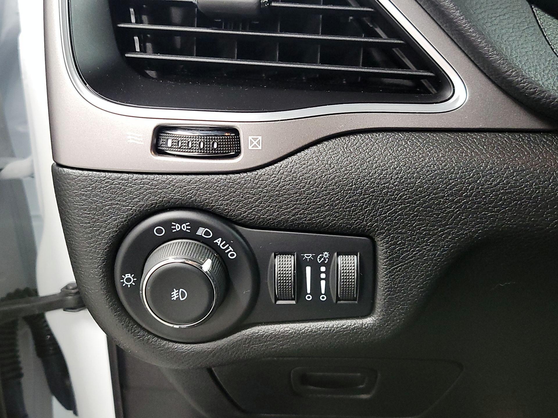 Thumbnail: 2021 Jeep Cherokee - 13