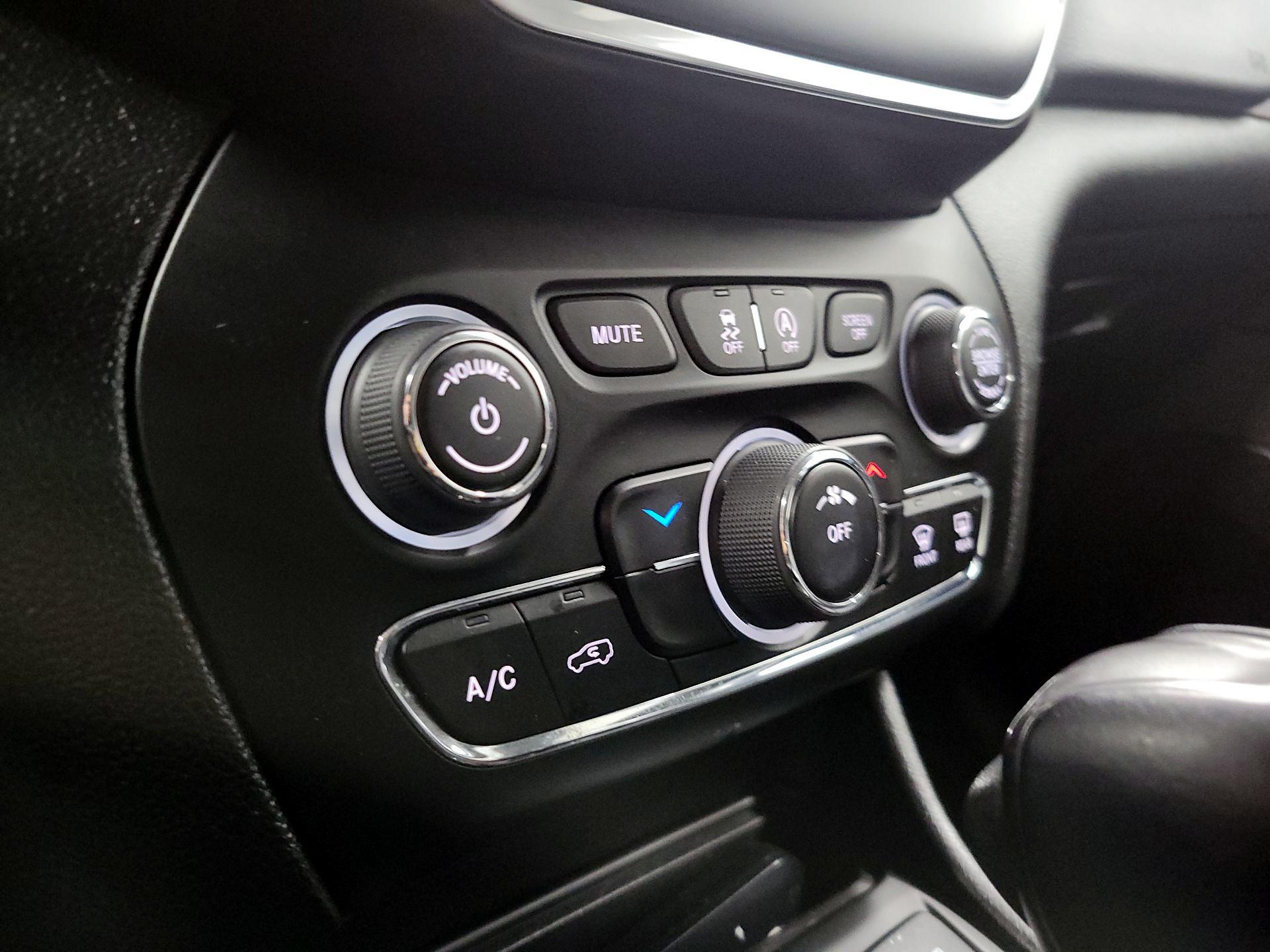 Thumbnail: 2021 Jeep Cherokee - 16