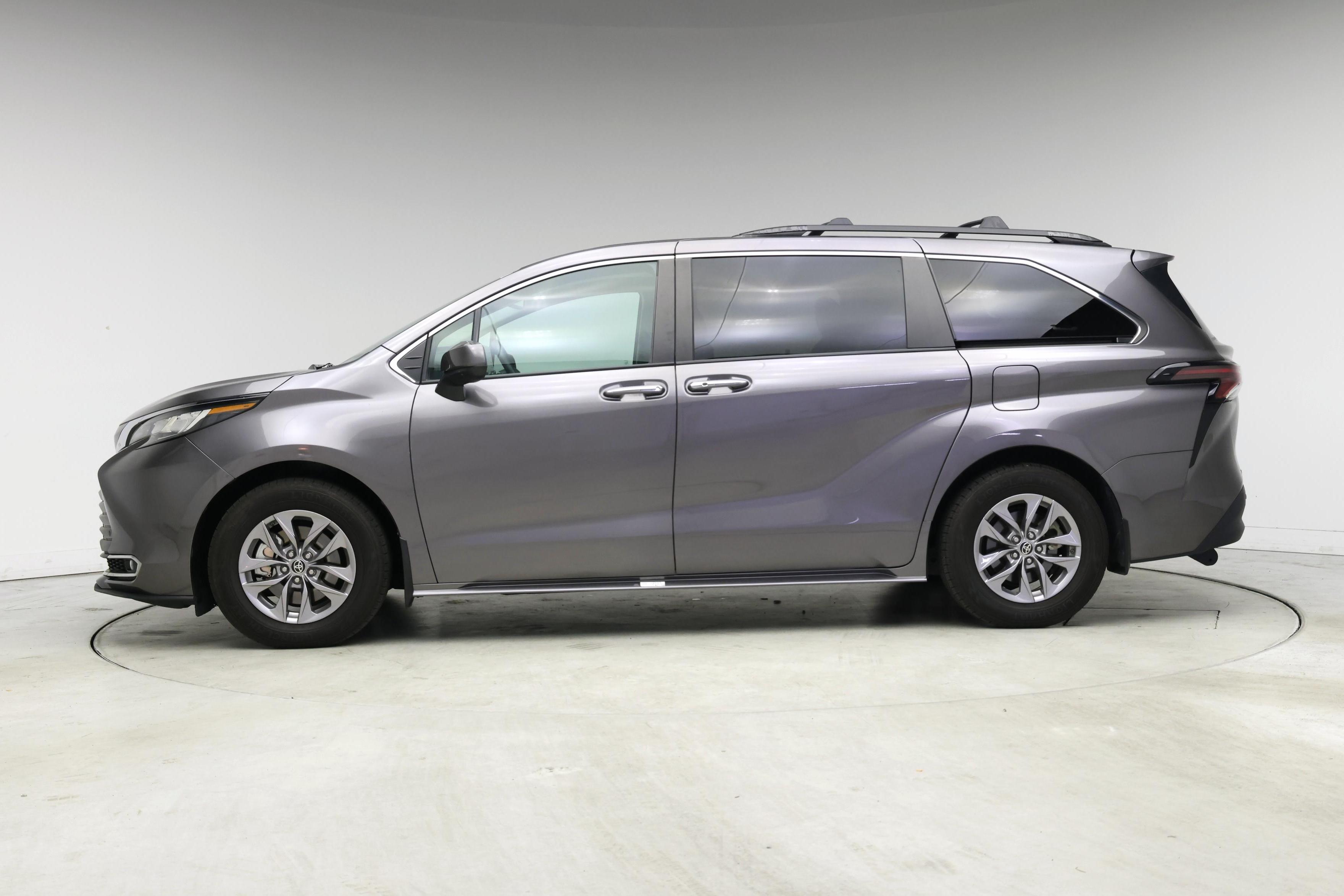 Thumbnail: 2023 Toyota Sienna - 3