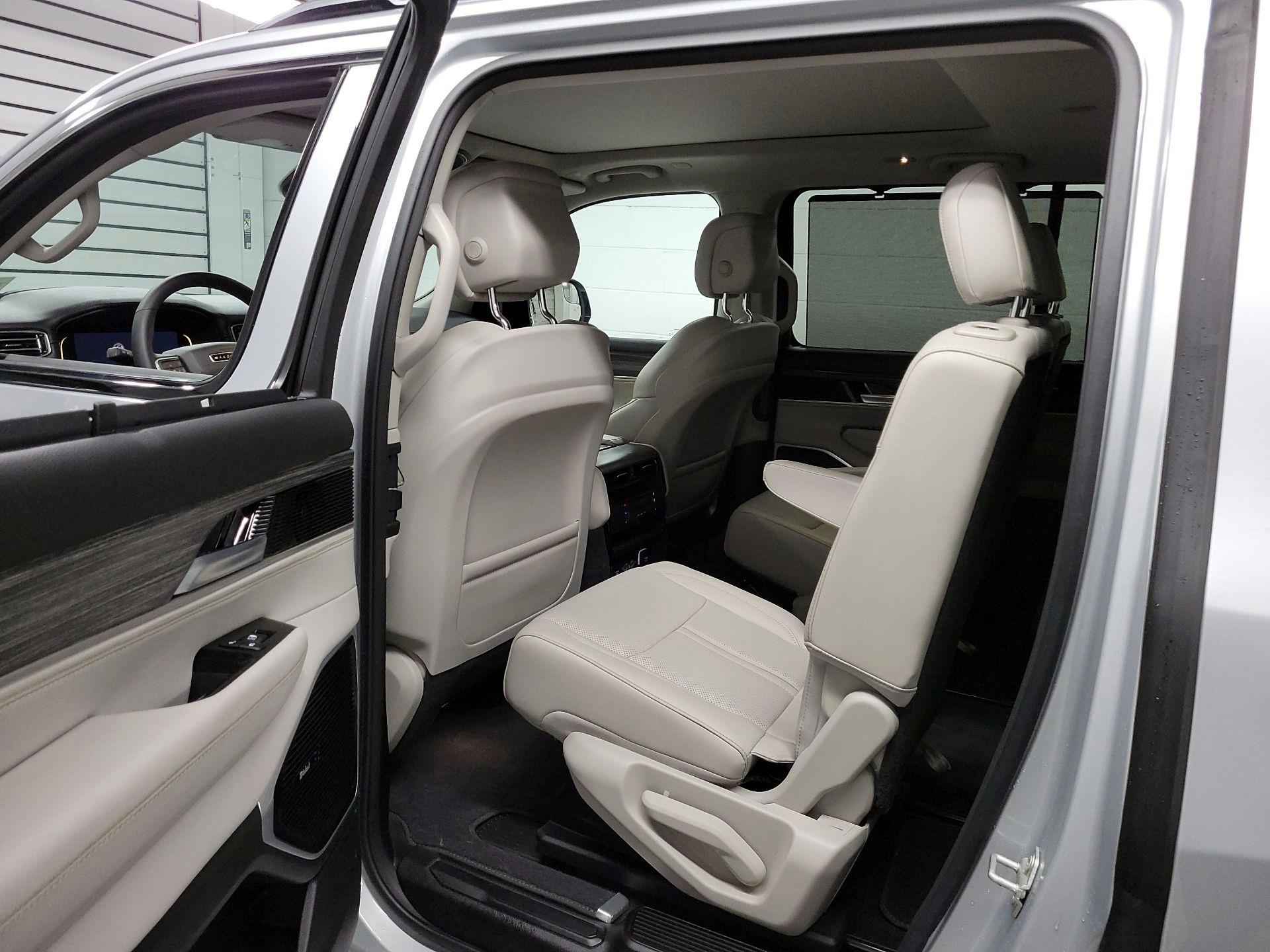 Thumbnail: 2024 Jeep Wagoneer - 17