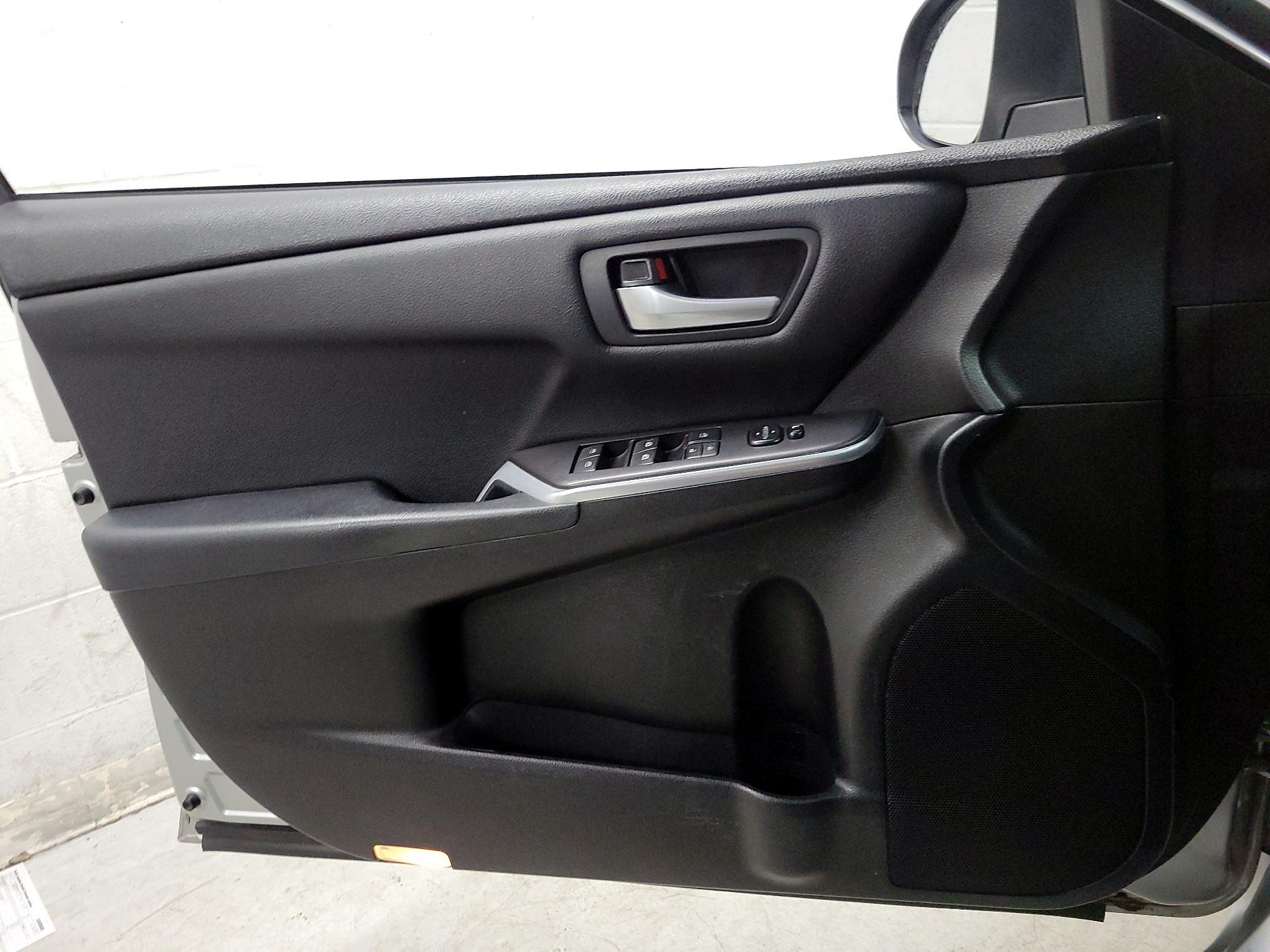 Thumbnail: 2016 Toyota Camry - 10