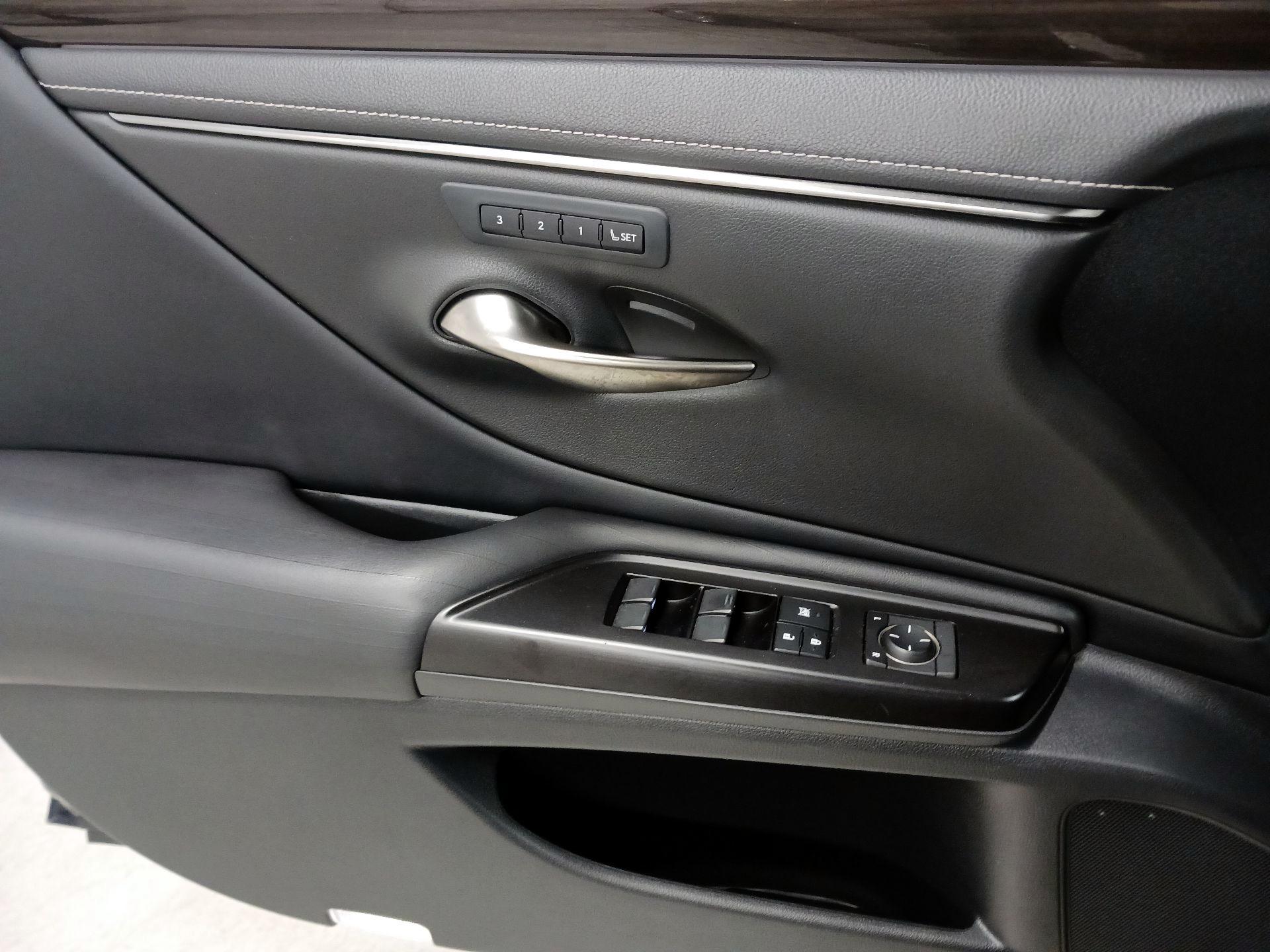 Thumbnail: 2019 Lexus ES - 10