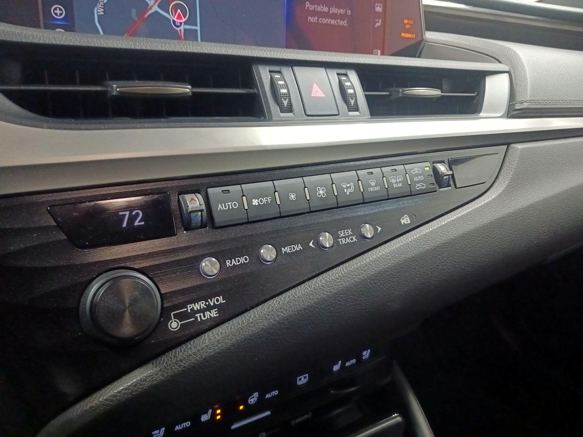 Thumbnail: 2019 Lexus ES - 13