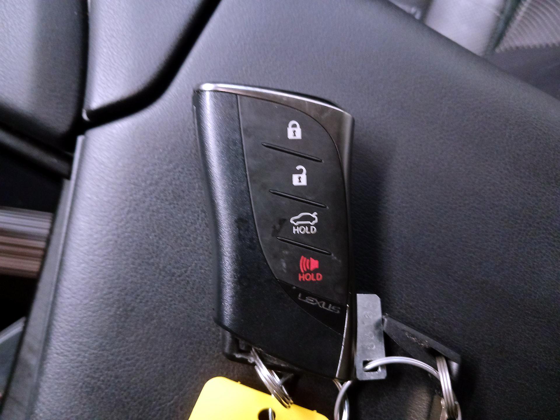 Thumbnail: 2019 Lexus ES - 18