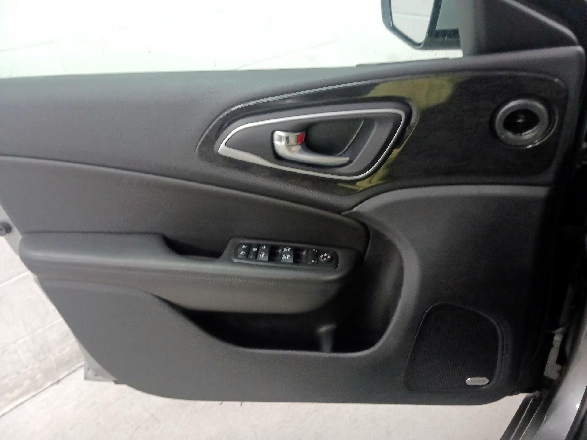 Thumbnail: 2015 Chrysler 200 - 10