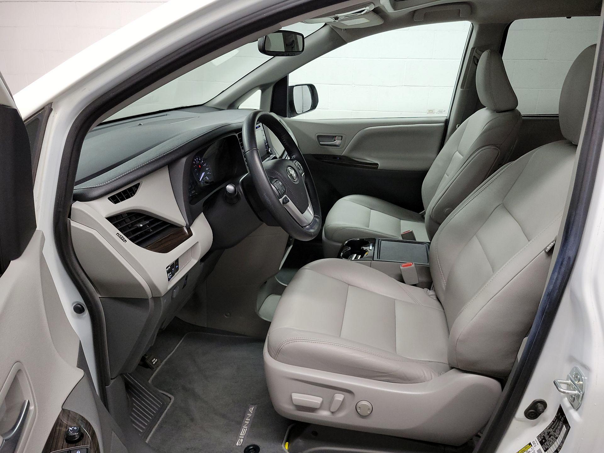 Thumbnail: 2020 Toyota Sienna - 9