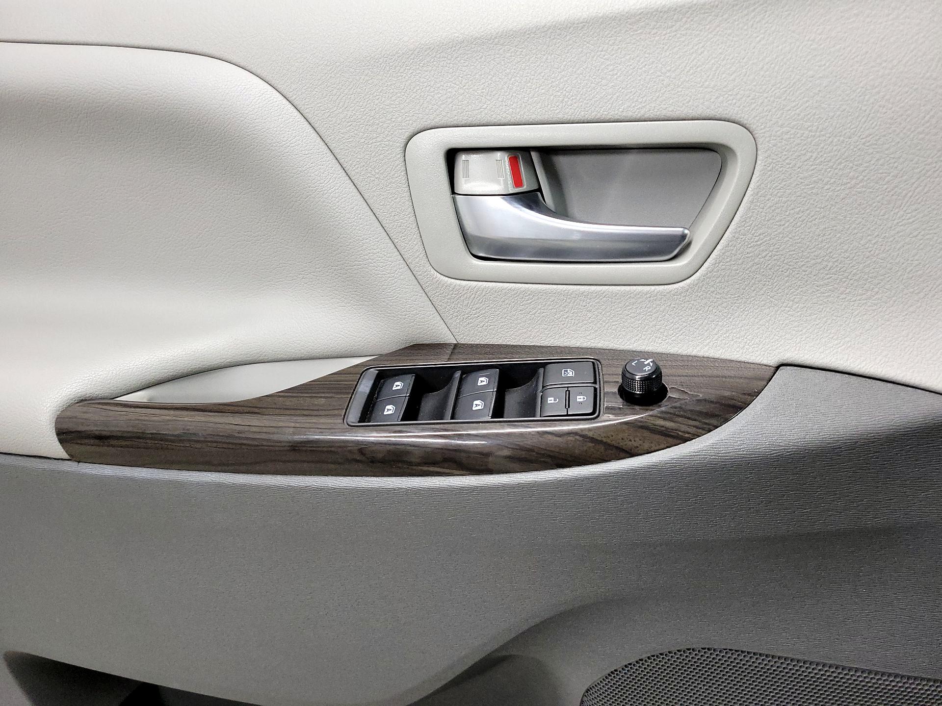 Thumbnail: 2020 Toyota Sienna - 10