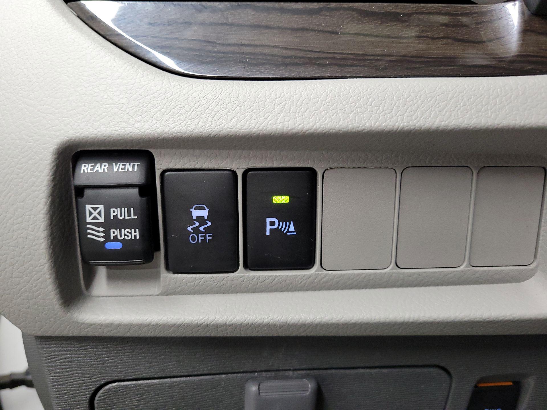 Thumbnail: 2020 Toyota Sienna - 11