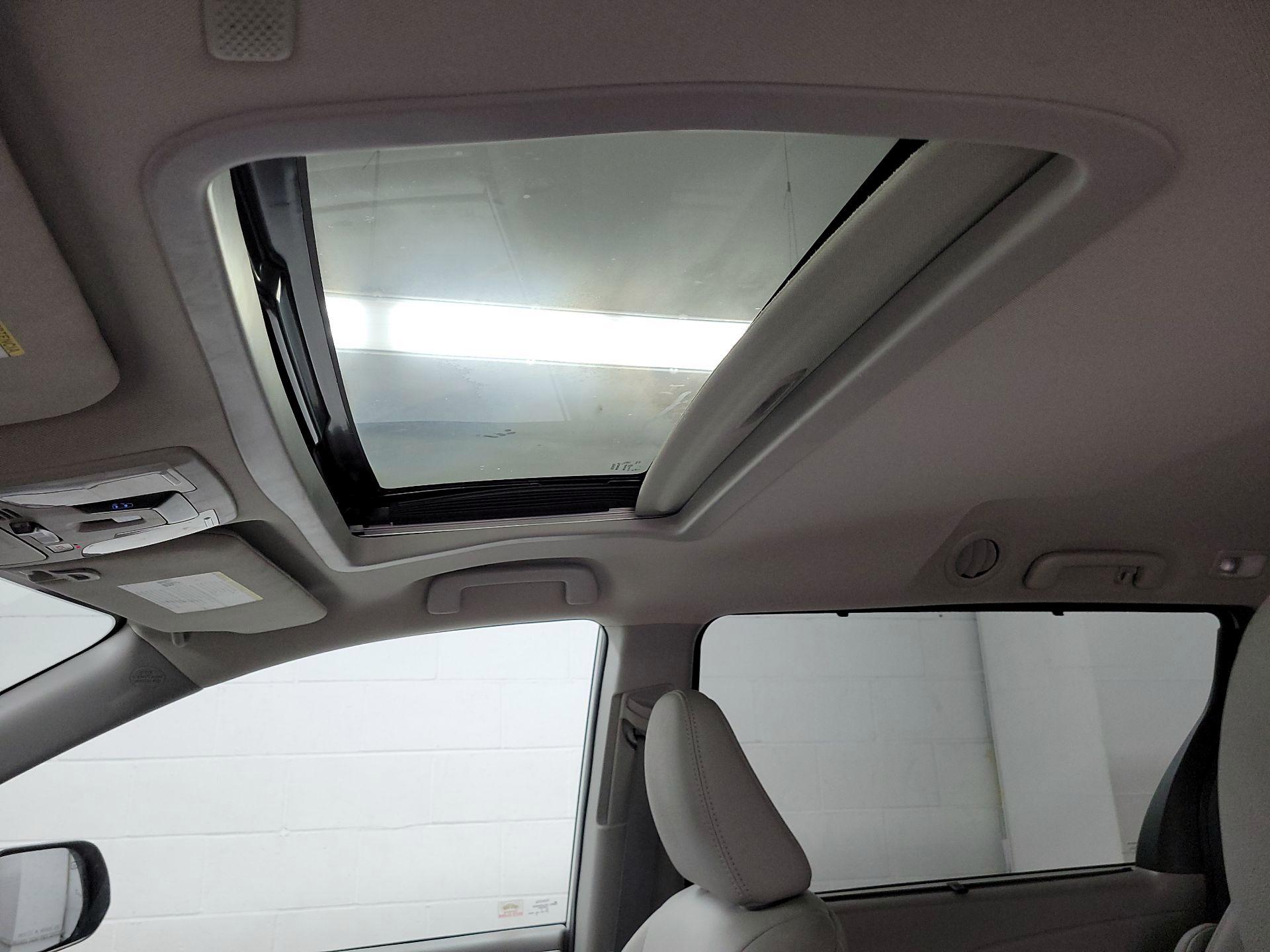 Thumbnail: 2020 Toyota Sienna - 18