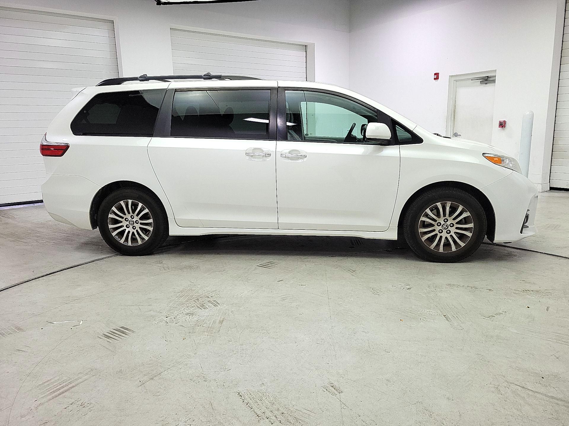 Thumbnail: 2020 Toyota Sienna - 4