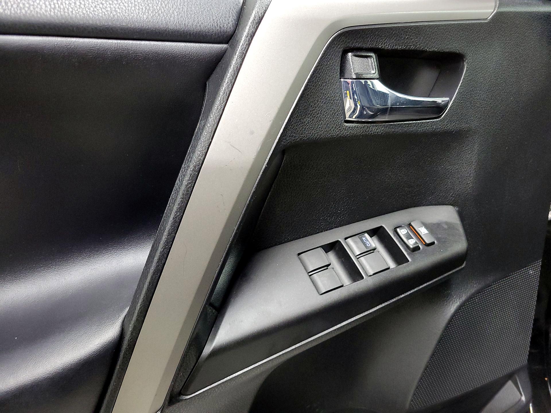 Thumbnail: 2017 Toyota RAV4 - 10