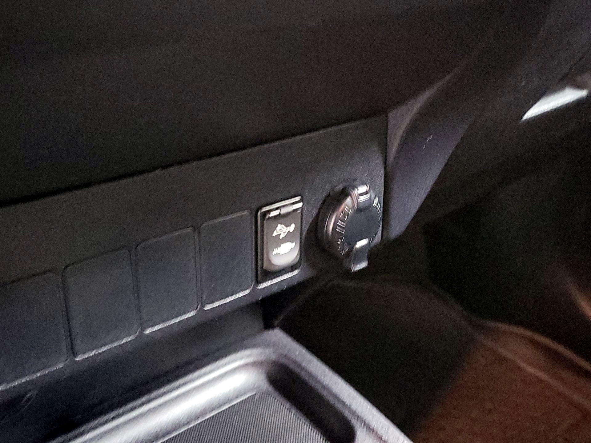 Thumbnail: 2017 Toyota RAV4 - 16