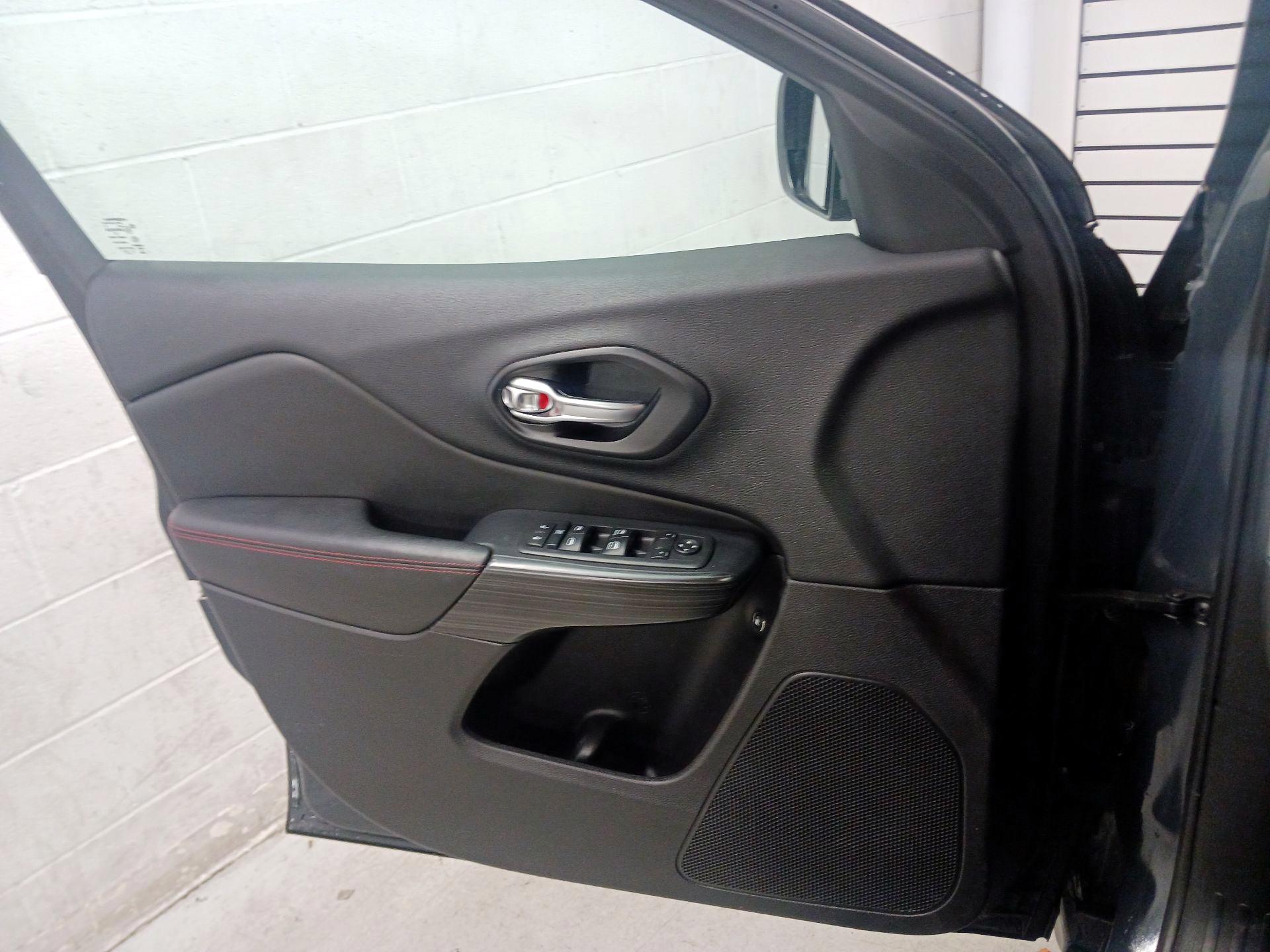 Thumbnail: 2016 Jeep Cherokee - 10