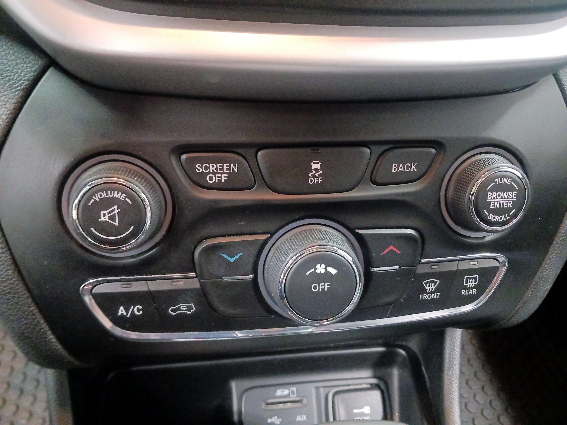 Thumbnail: 2016 Jeep Cherokee - 15