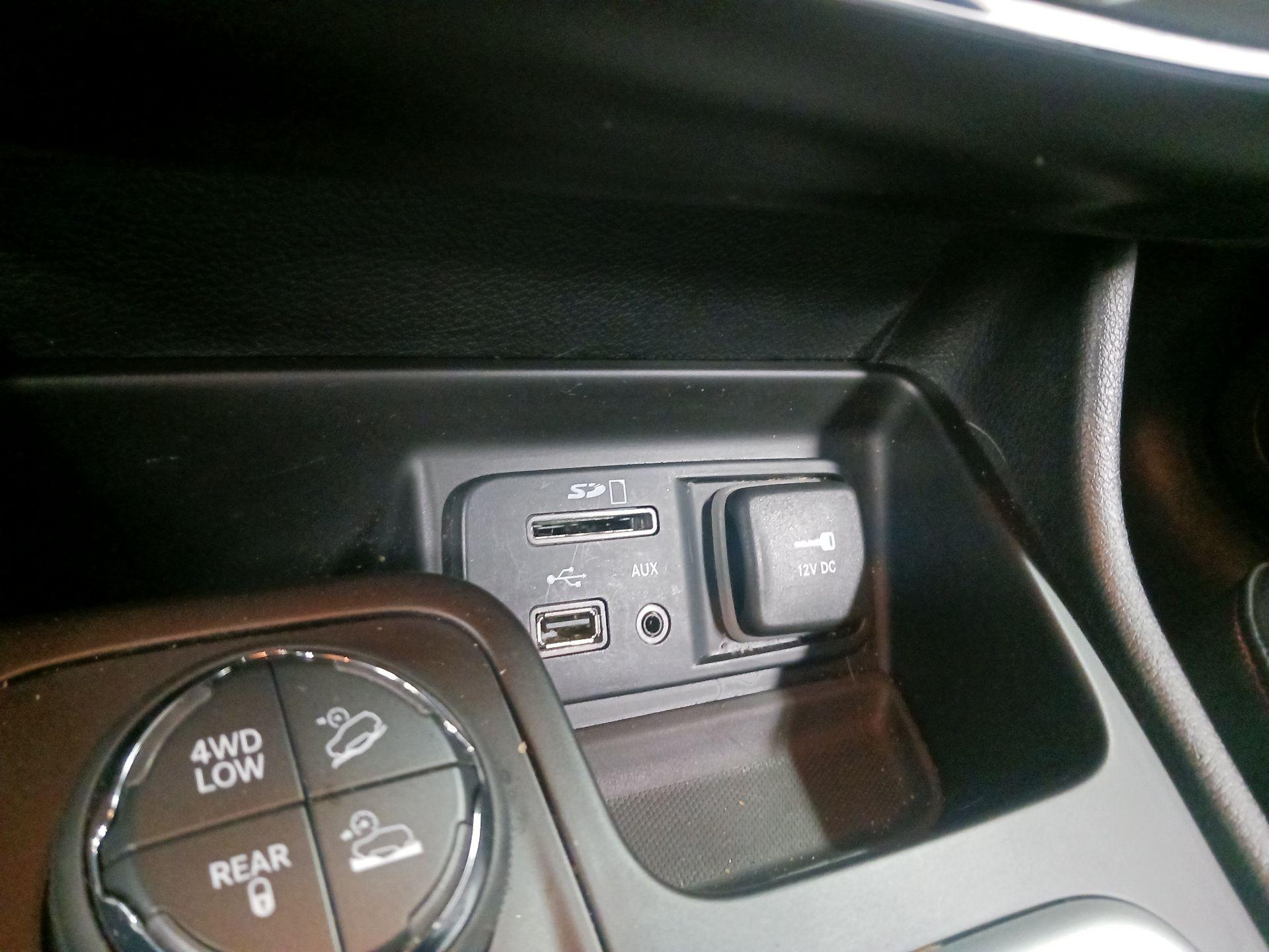 Thumbnail: 2016 Jeep Cherokee - 17