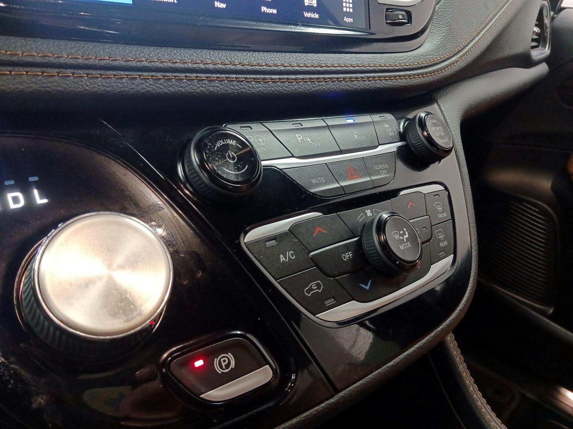 Thumbnail: 2022 Chrysler Pacifica - 16