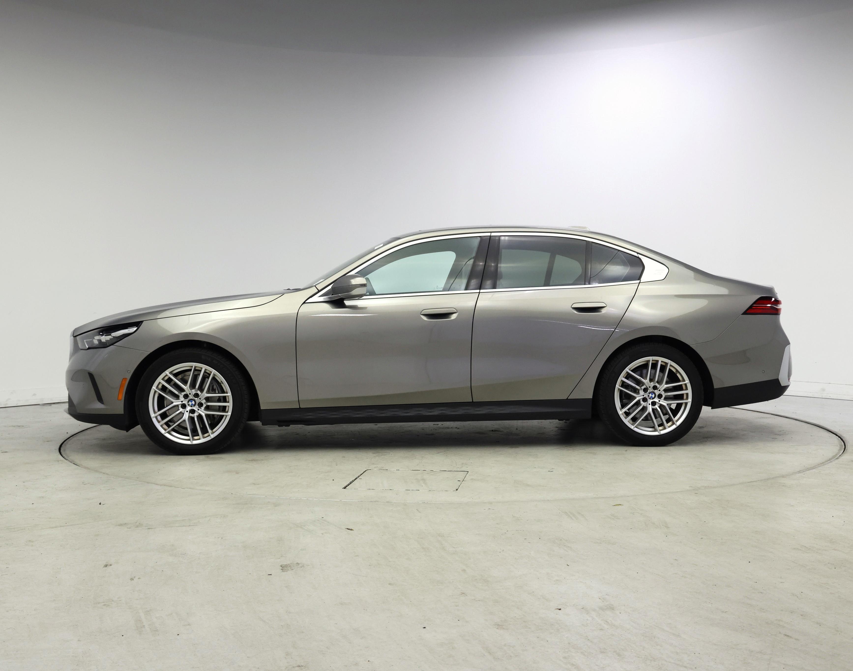 Thumbnail: 2024 BMW 5 Series - 3