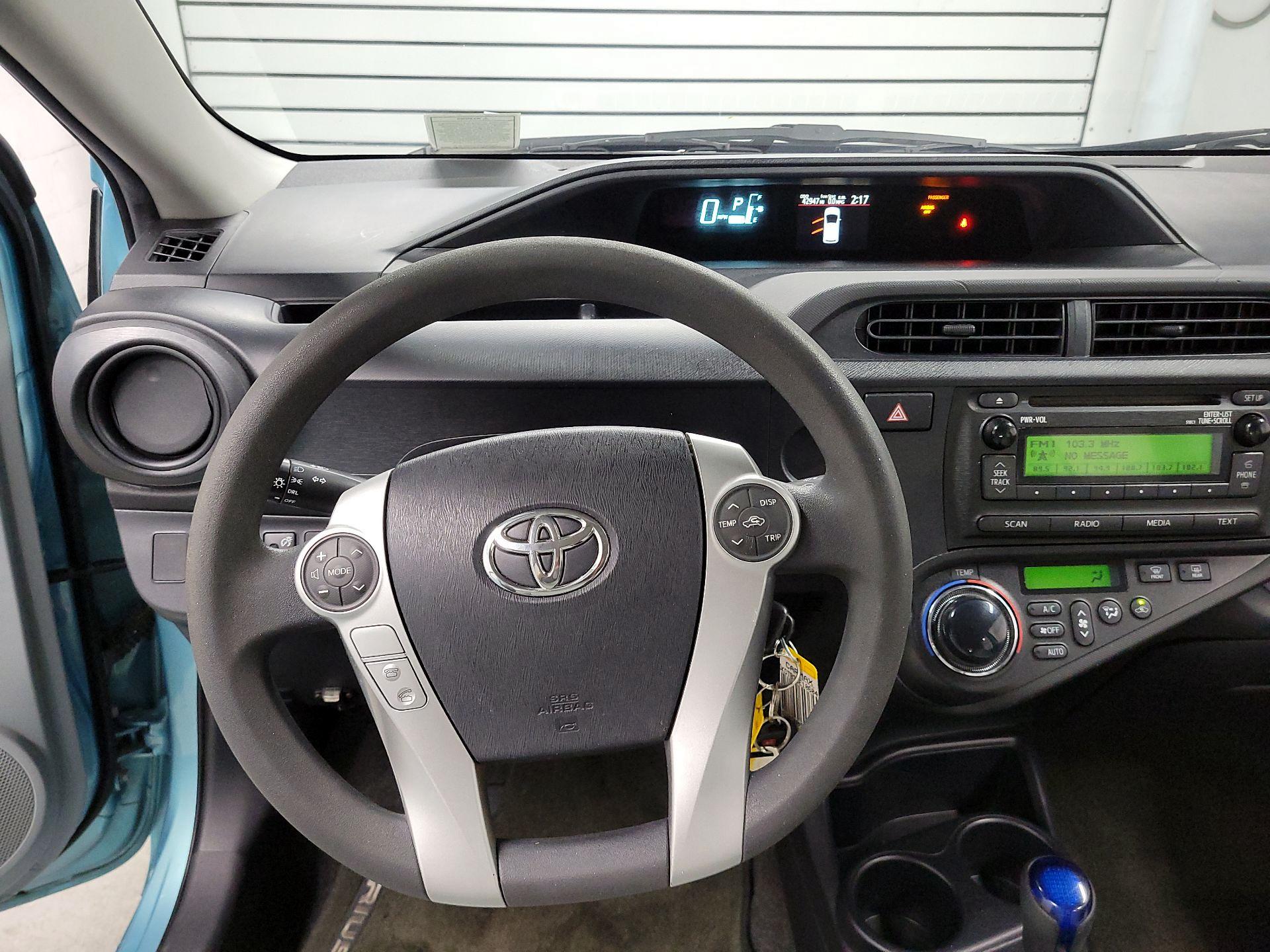 Thumbnail: 2014 Toyota Prius c - 10