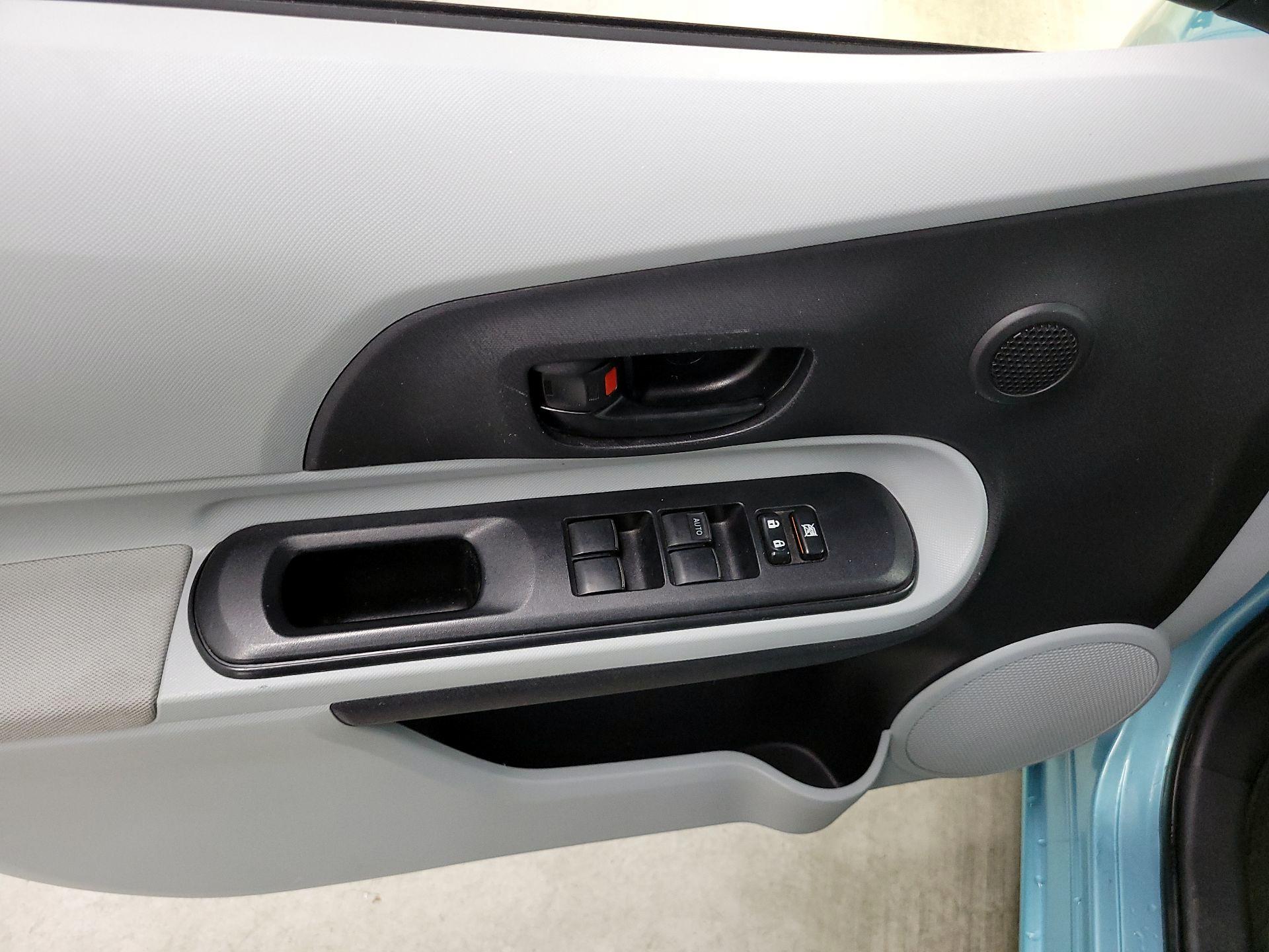 Thumbnail: 2014 Toyota Prius c - 12