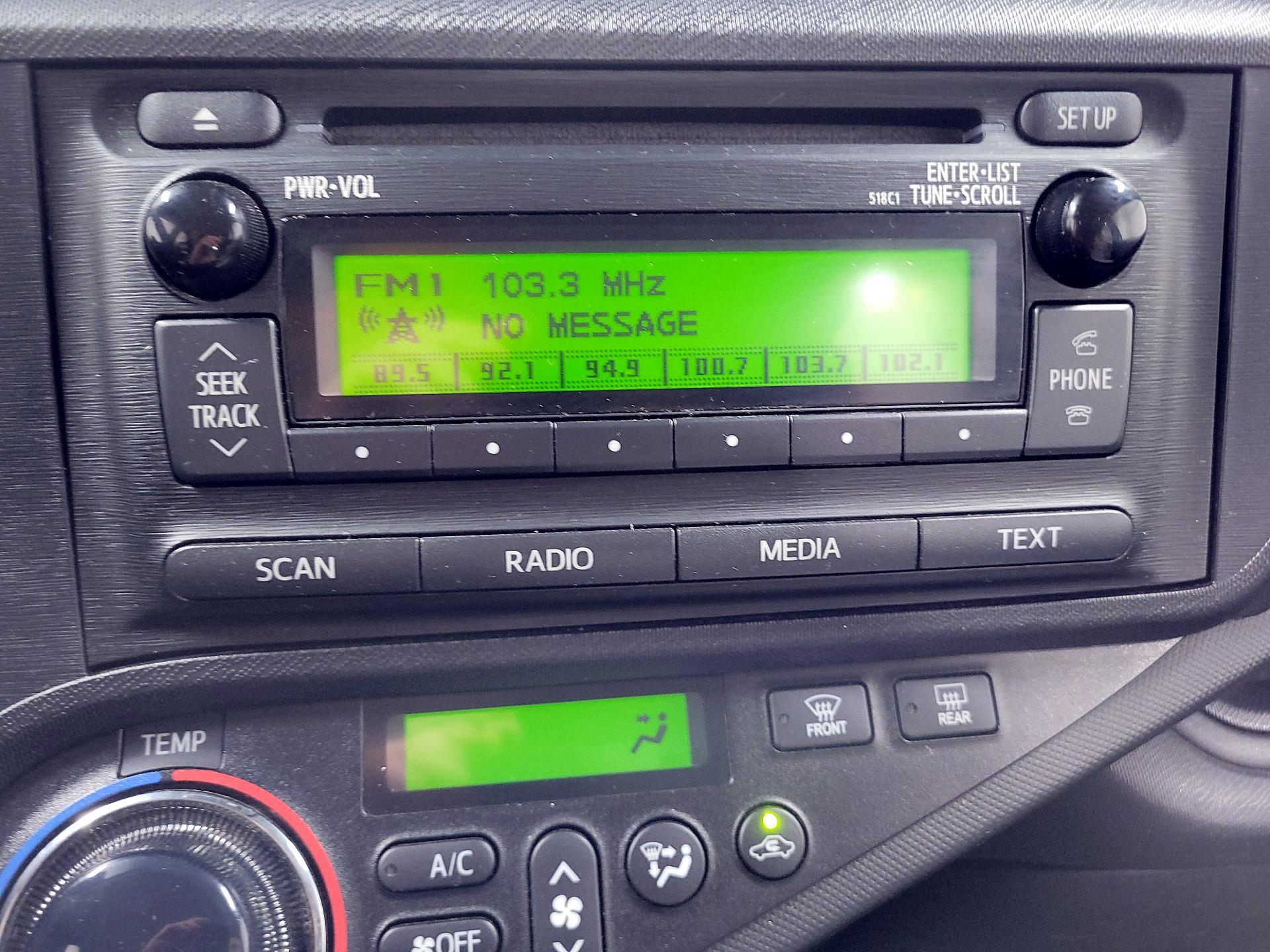 Thumbnail: 2014 Toyota Prius c - 14