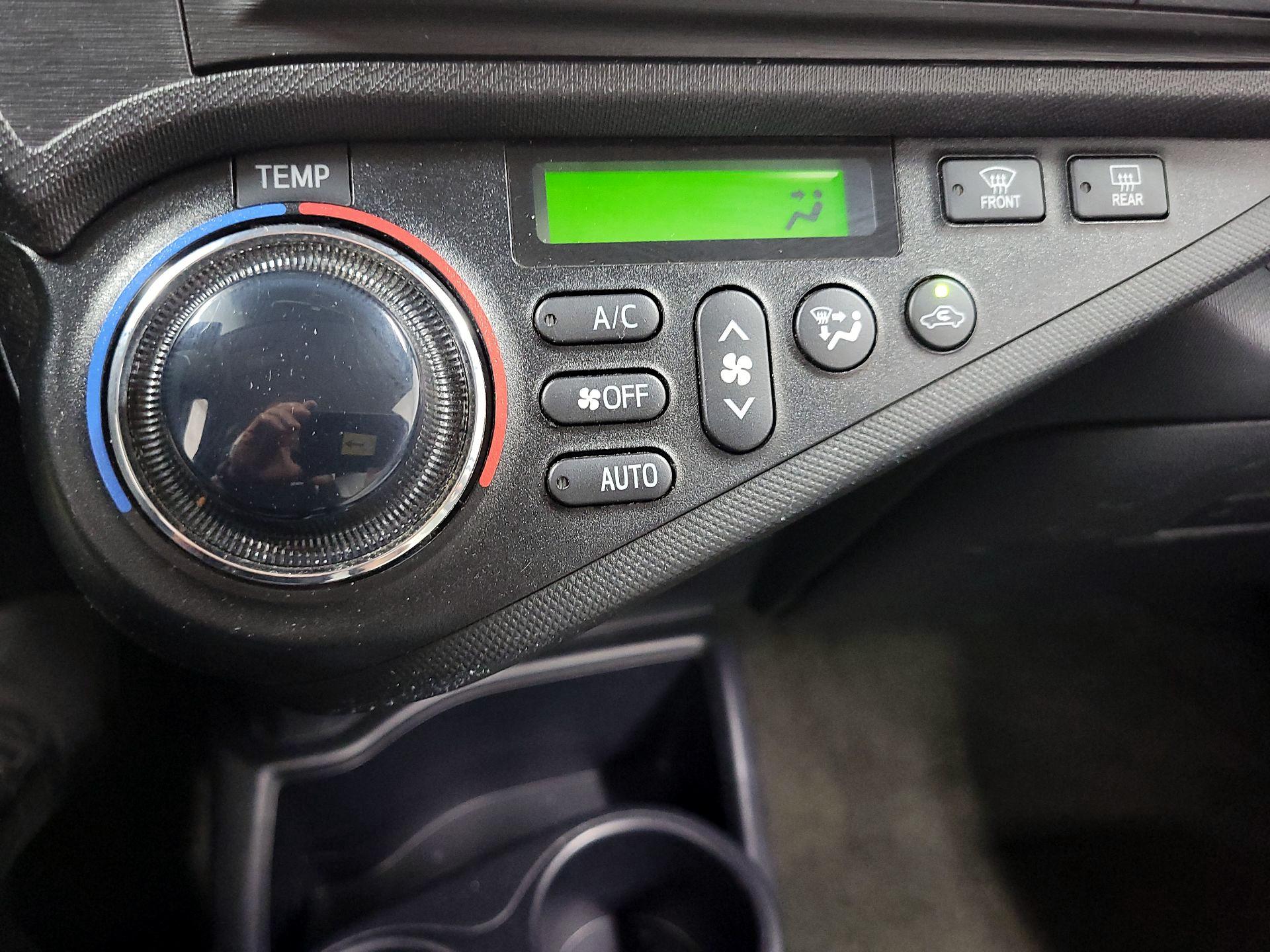 Thumbnail: 2014 Toyota Prius c - 15