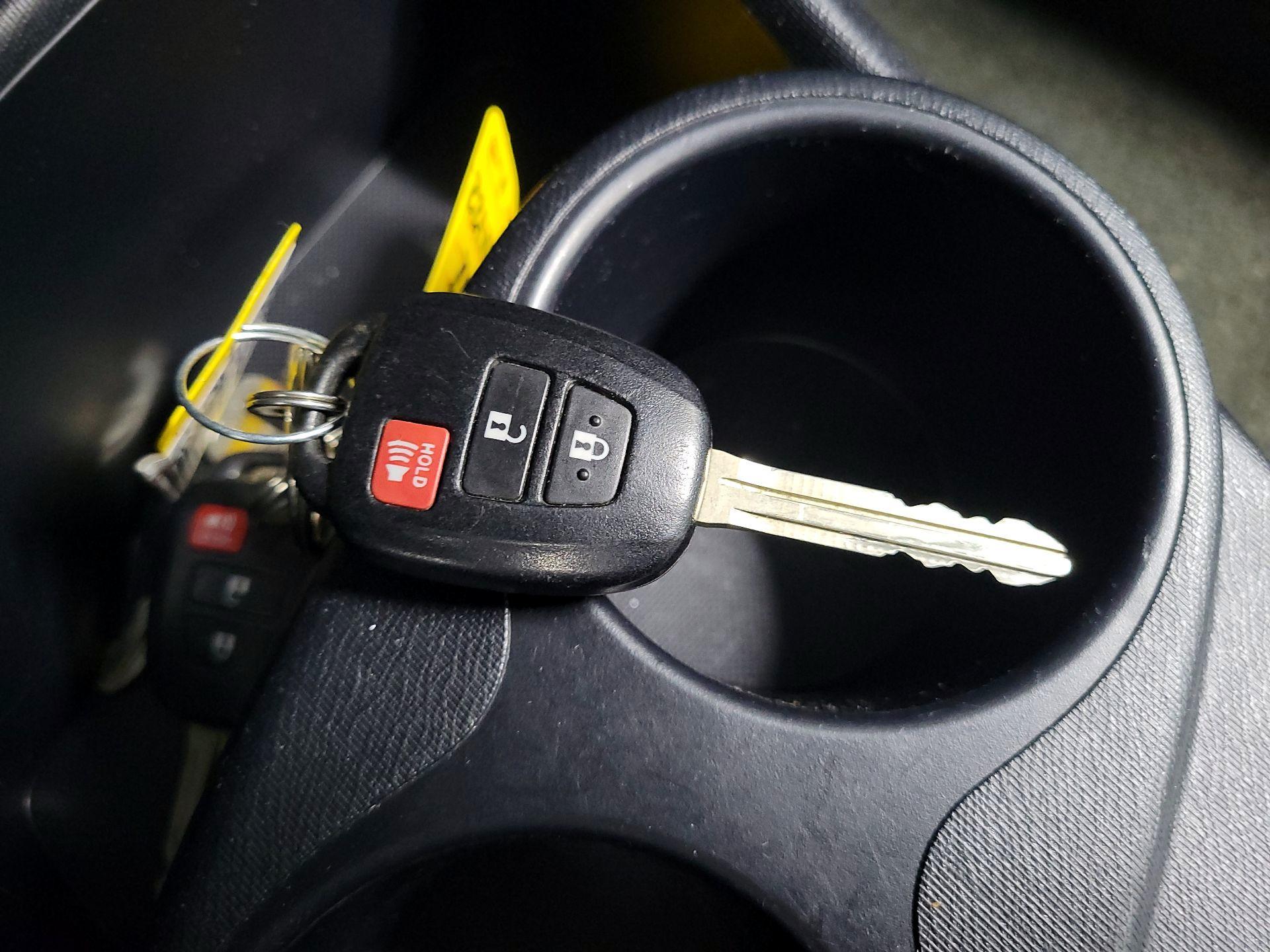 Thumbnail: 2014 Toyota Prius c - 20