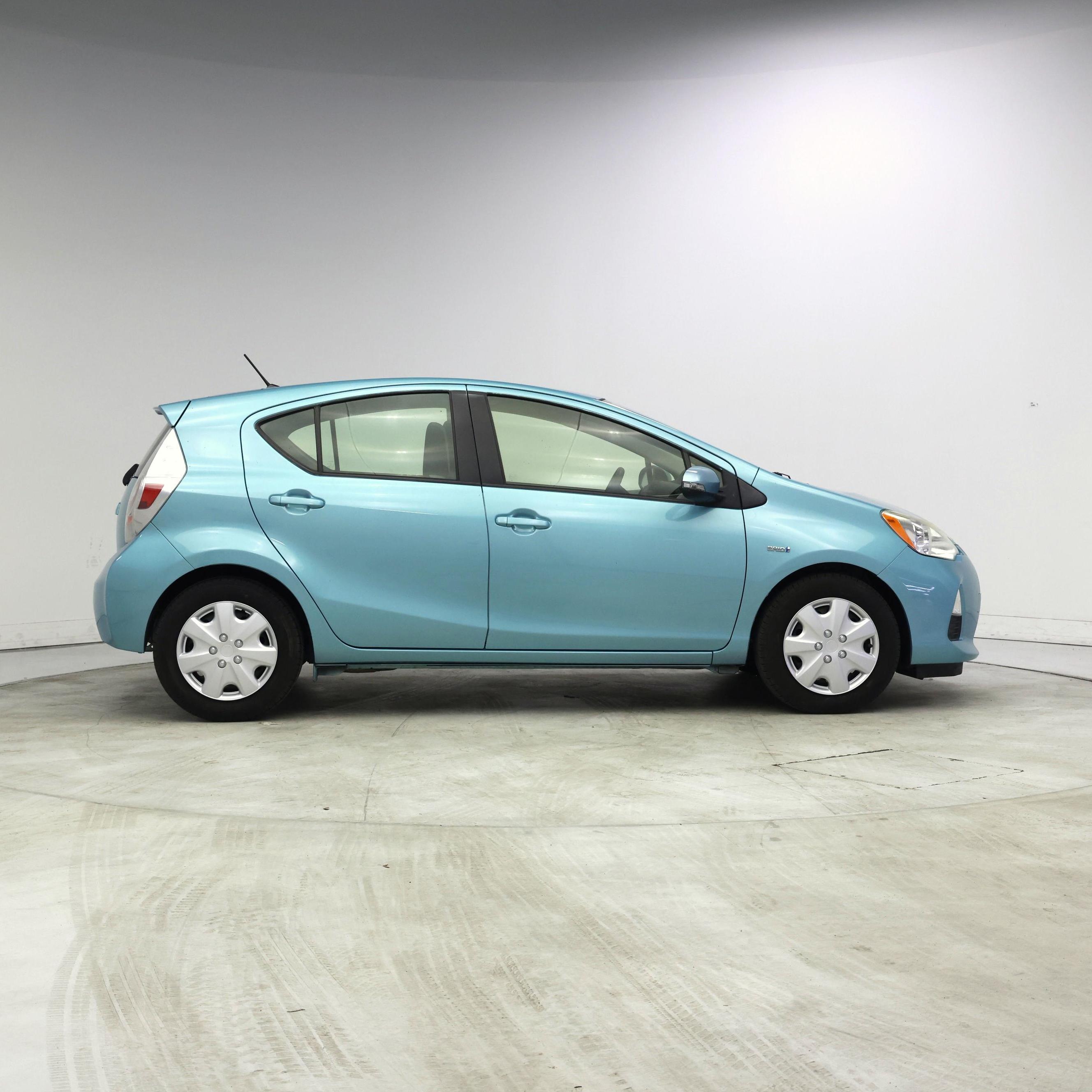 Thumbnail: 2014 Toyota Prius c - 7