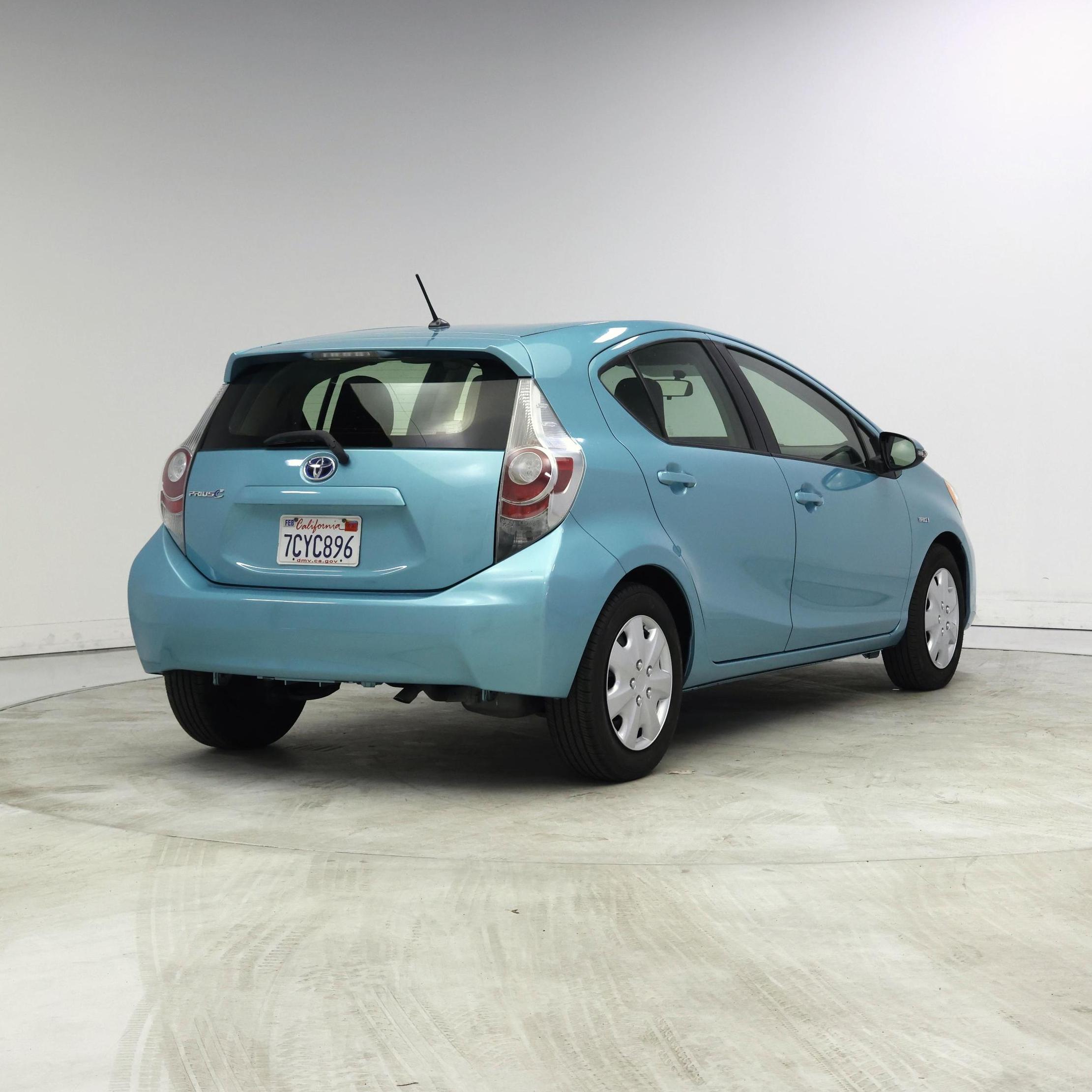 Thumbnail: 2014 Toyota Prius c - 8