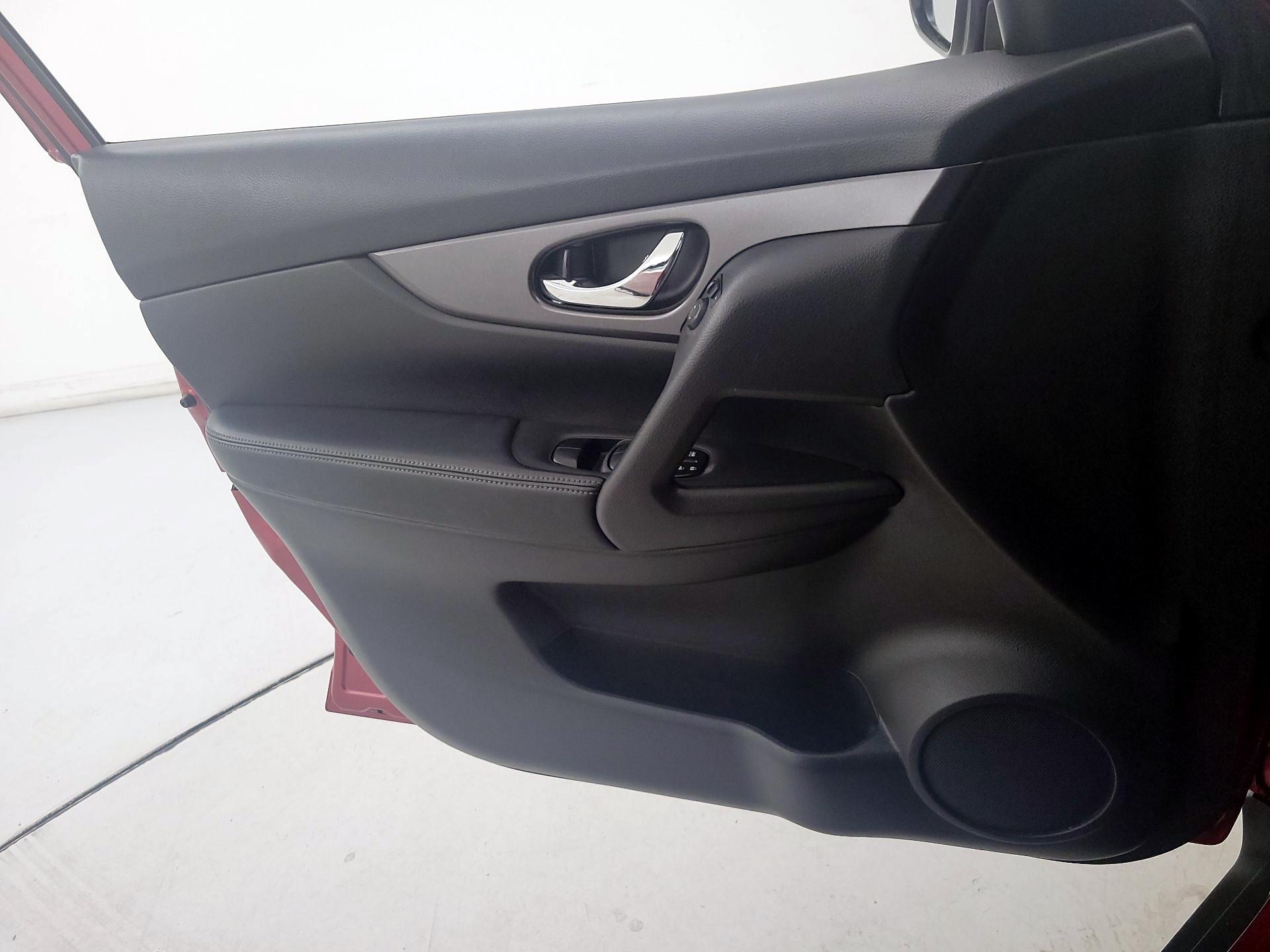 Thumbnail: 2016 Nissan Rogue - 12