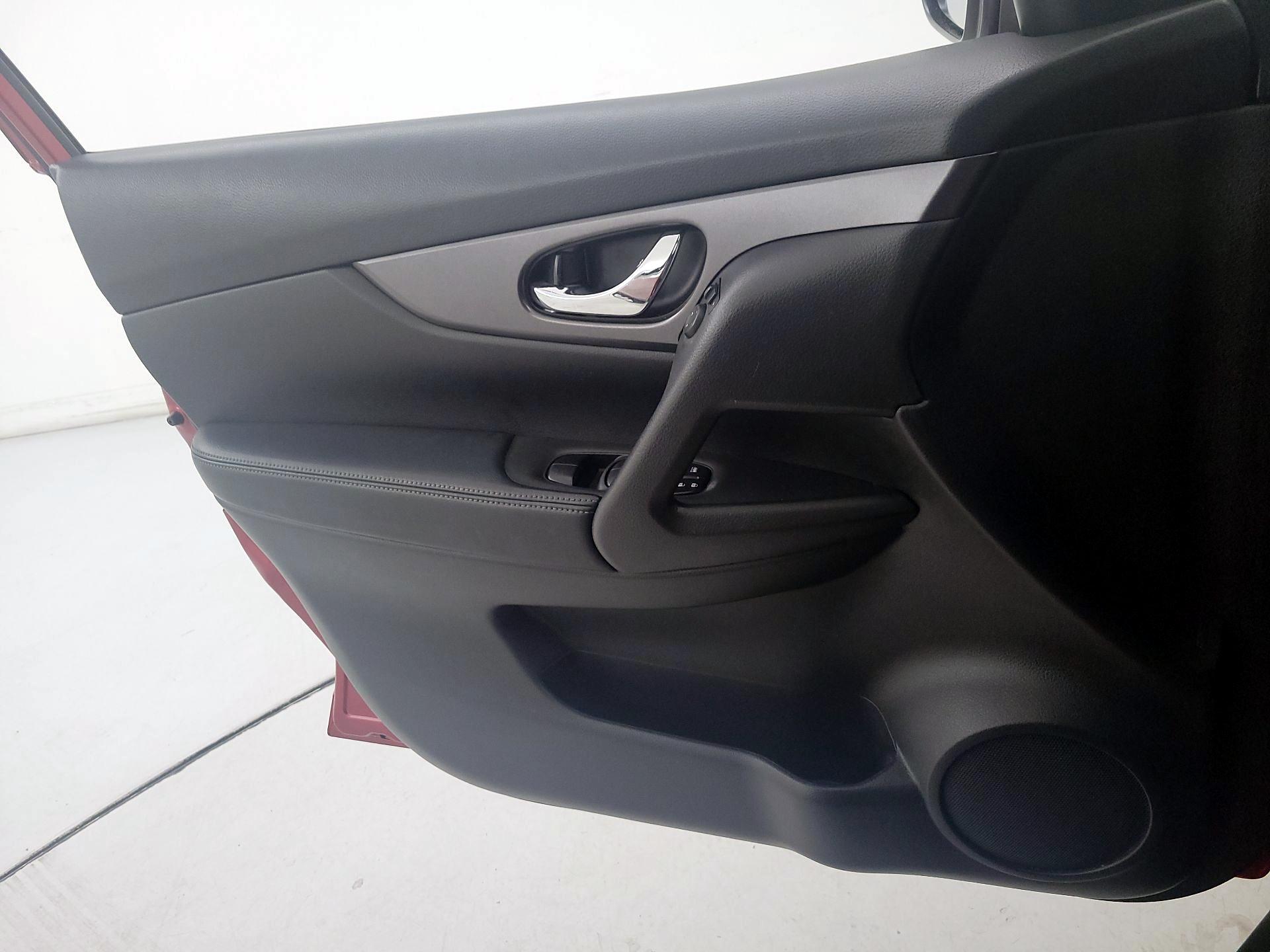 Thumbnail: 2016 Nissan Rogue - 13