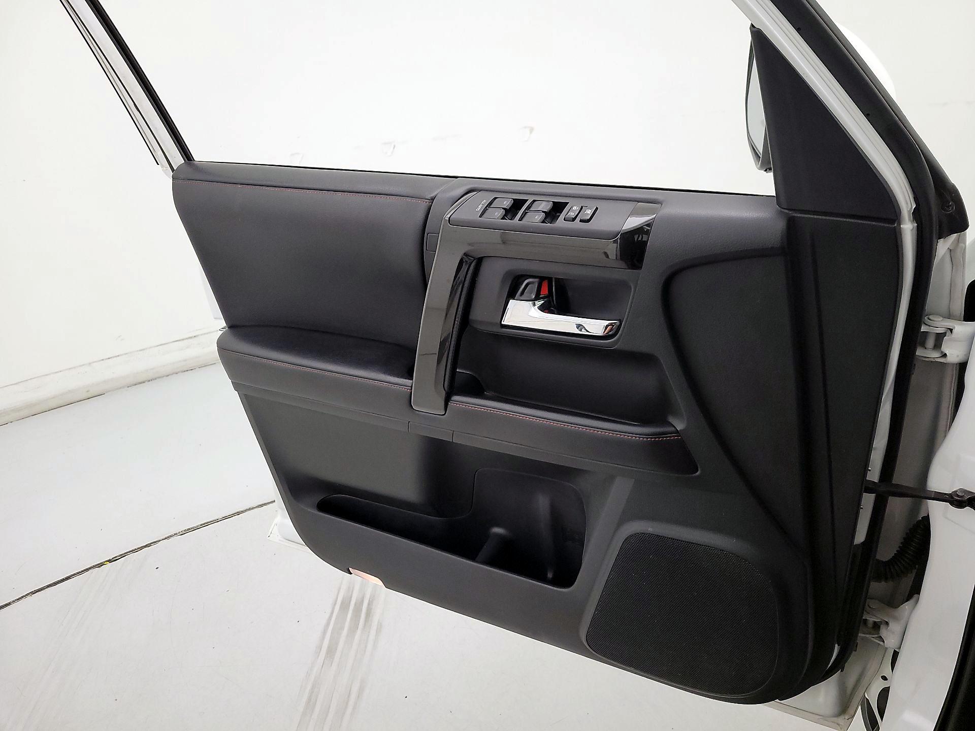 Thumbnail: 2016 Toyota 4Runner - 12