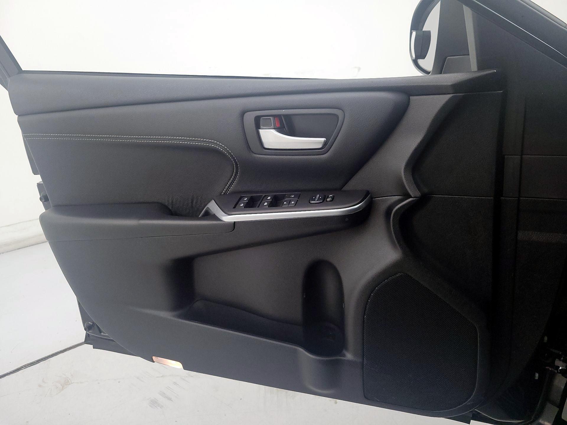 Thumbnail: 2016 Toyota Camry - 12