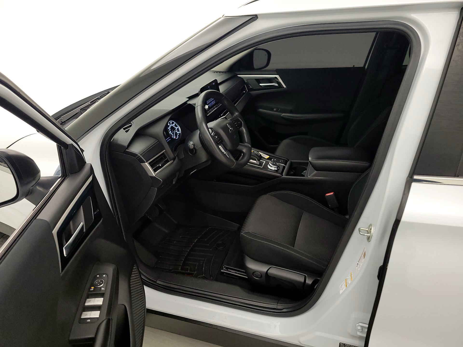 Thumbnail: 2022 Mitsubishi Outlander - 11