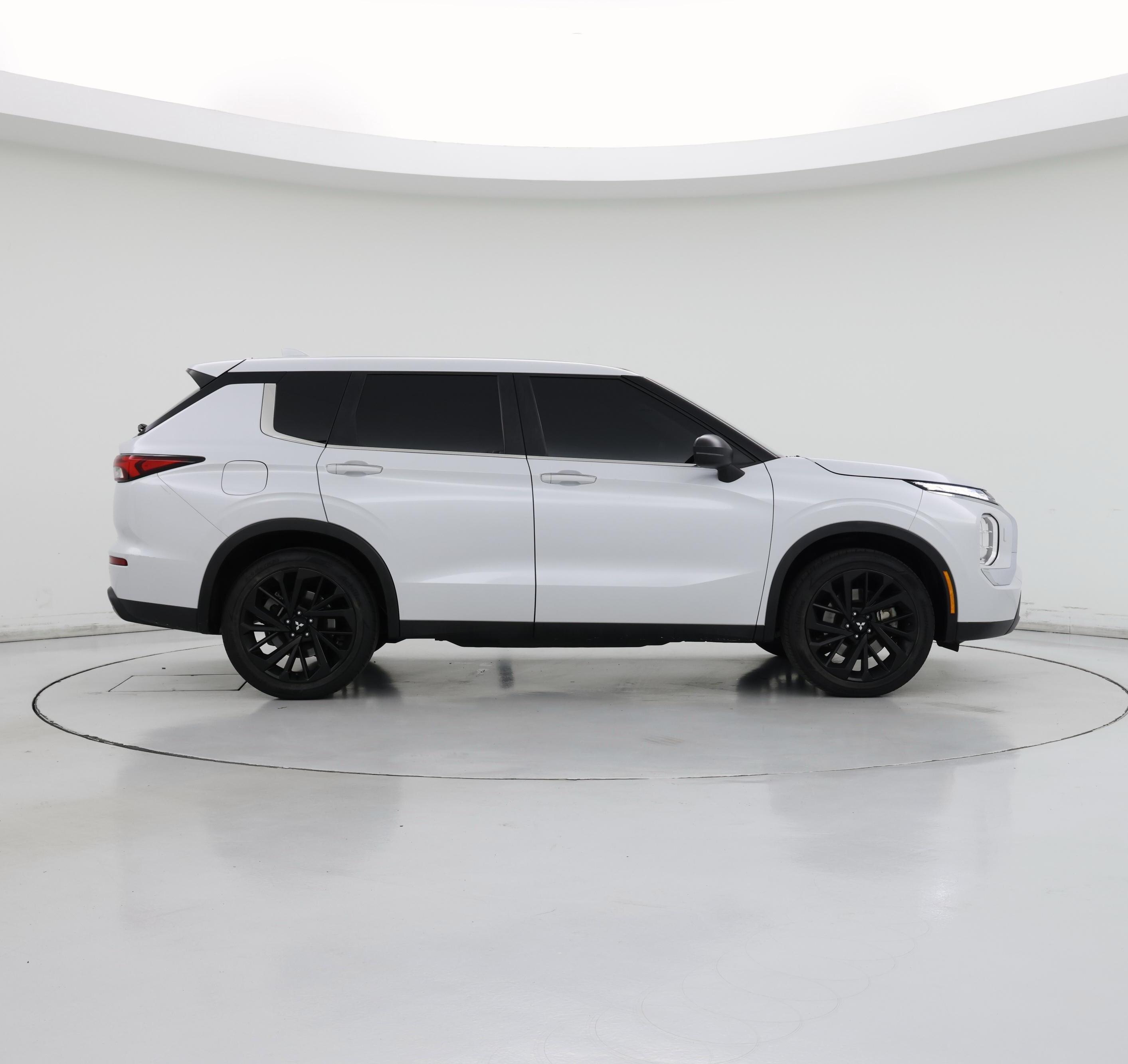 Thumbnail: 2022 Mitsubishi Outlander - 7