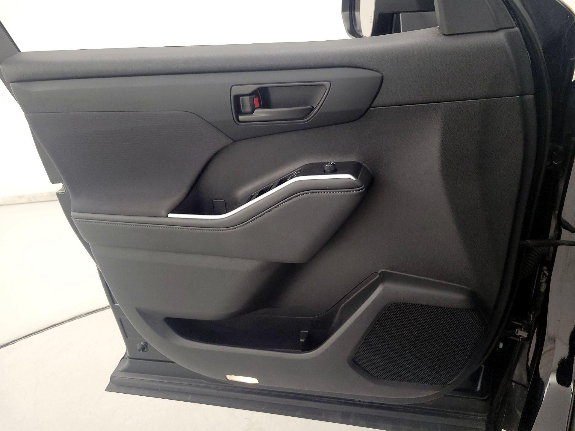 Thumbnail: 2022 Toyota Highlander - 12