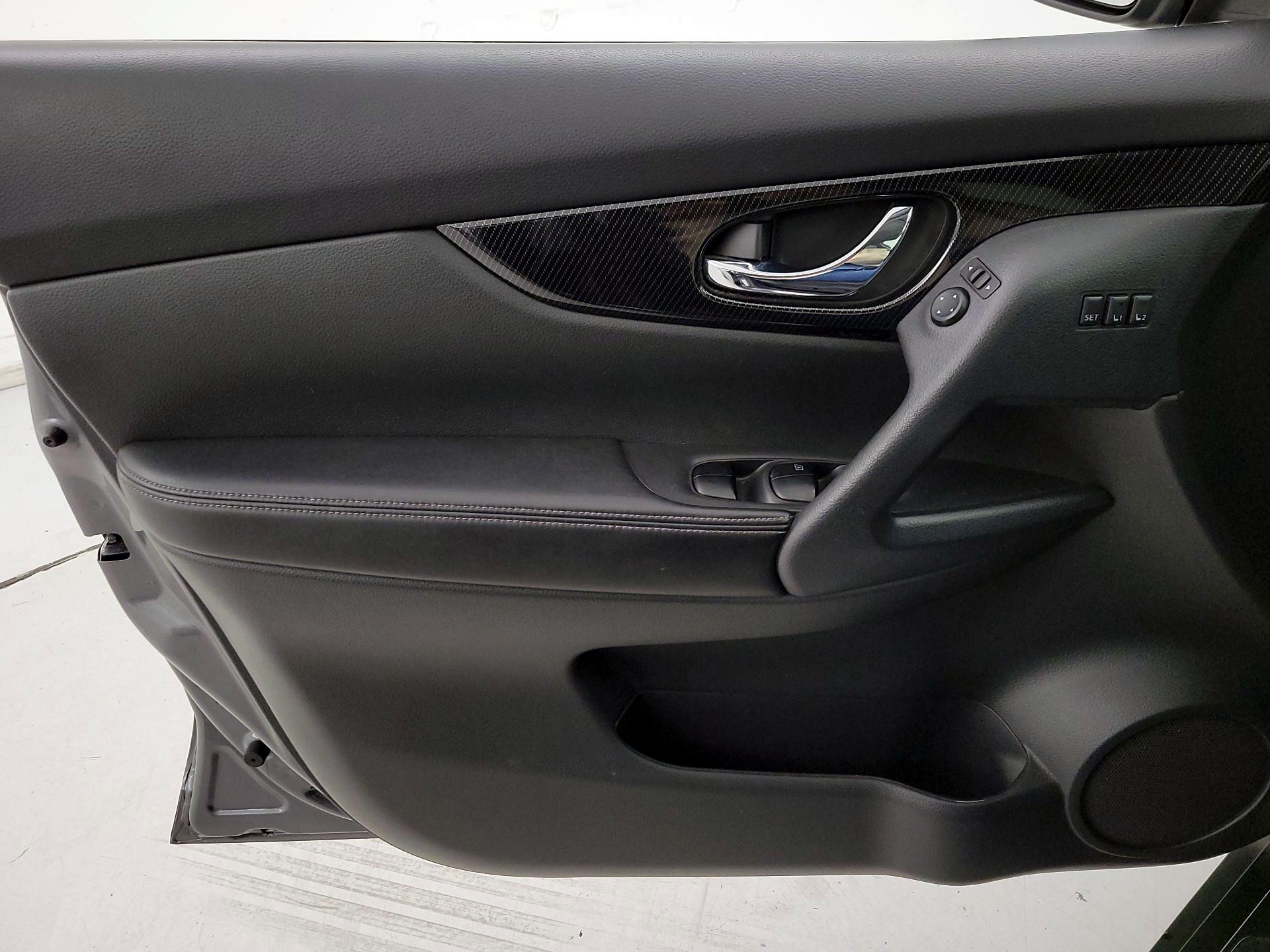 Thumbnail: 2017 Nissan Rogue - 12