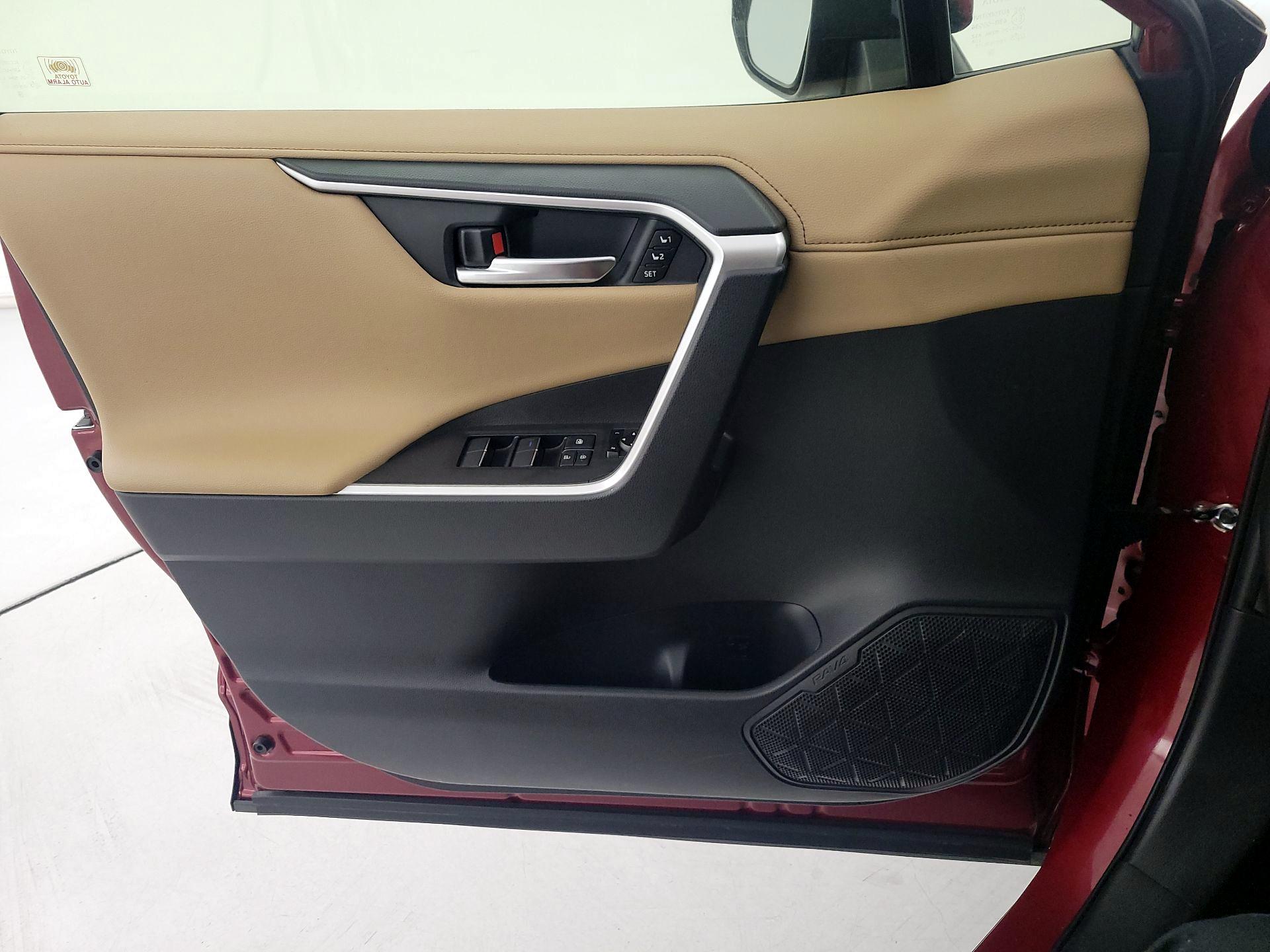 Thumbnail: 2020 Toyota RAV4 - 12