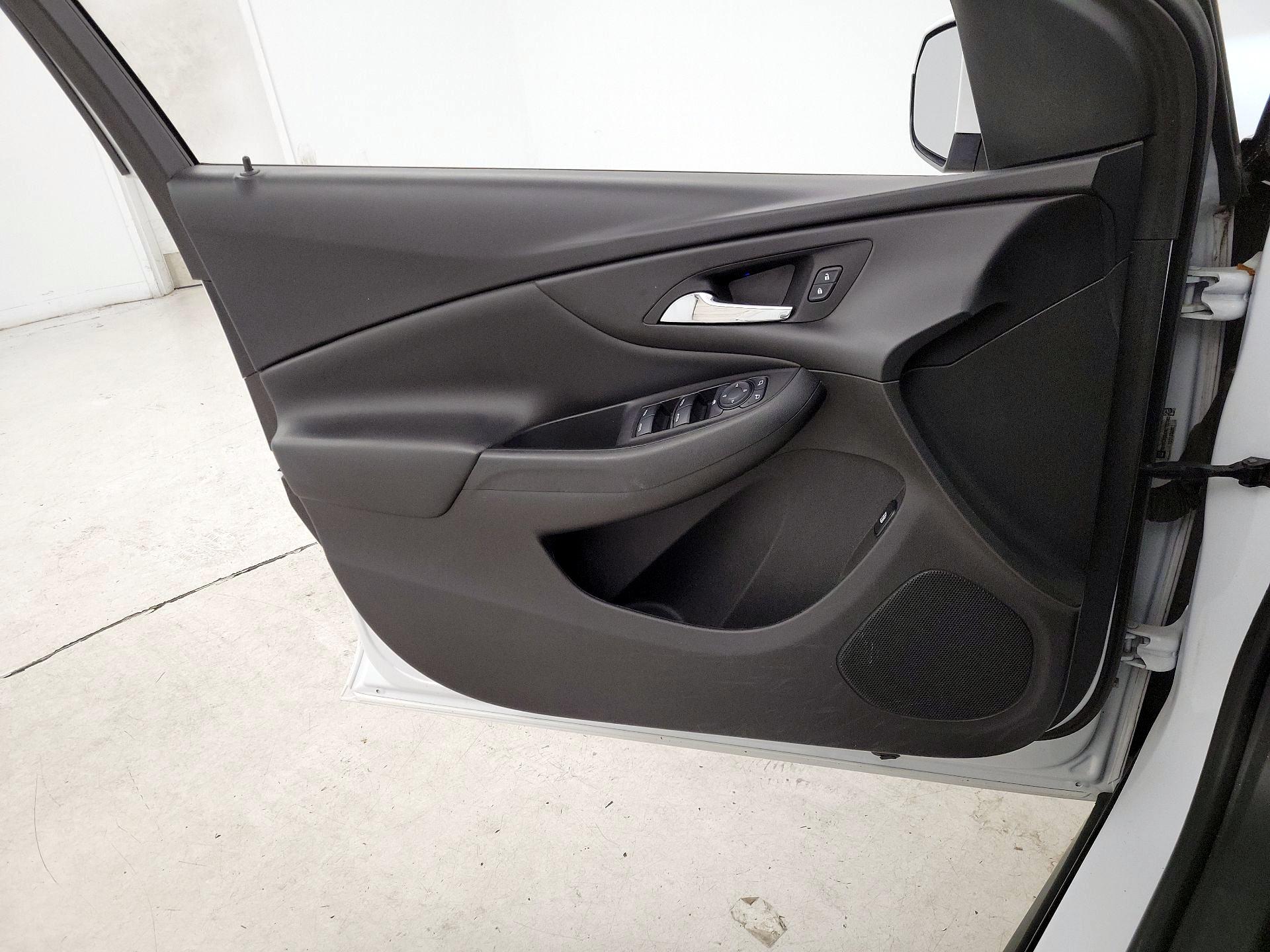 Thumbnail: 2017 Chevrolet Volt - 12