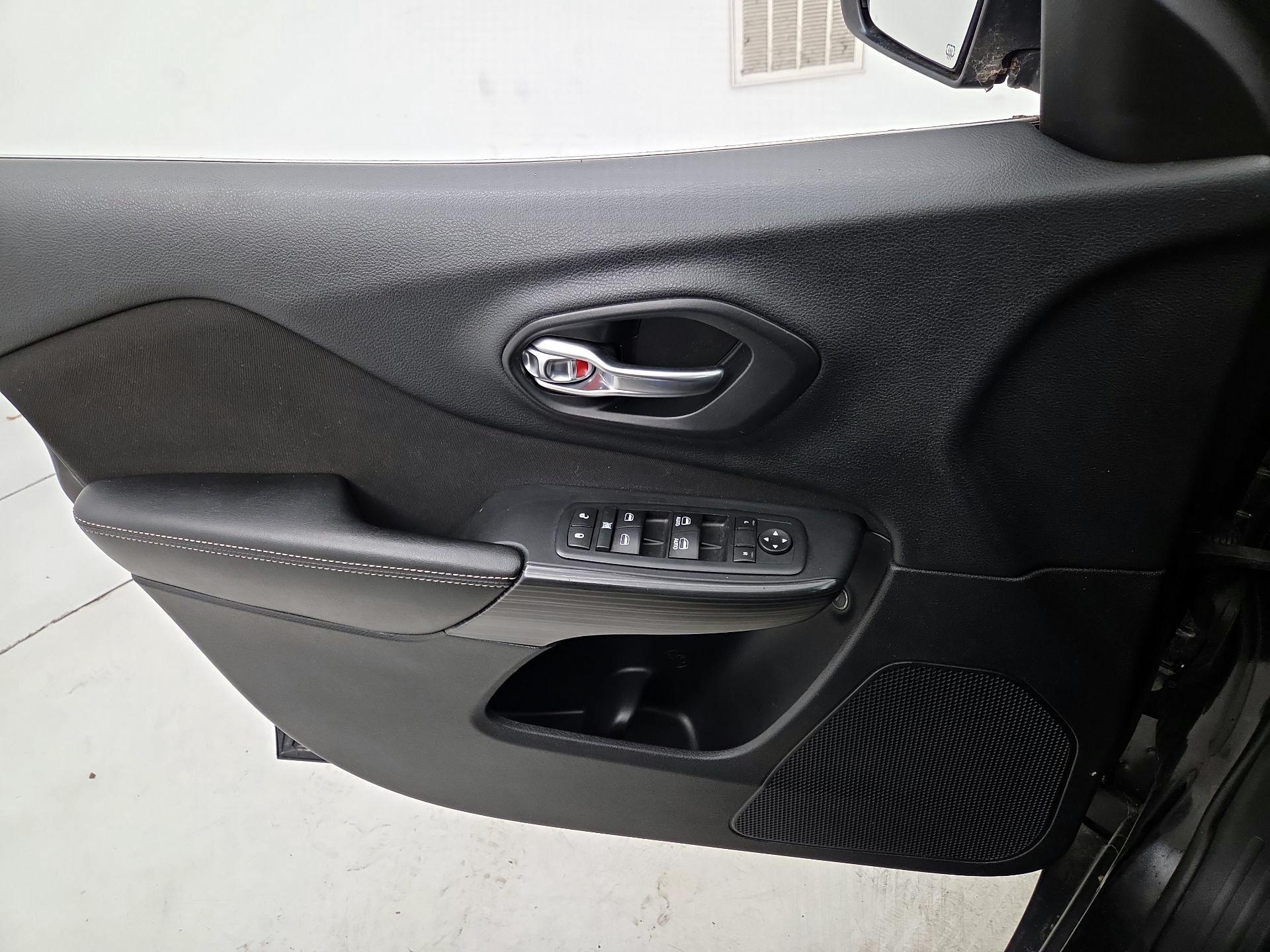 Thumbnail: 2017 Jeep Cherokee - 12