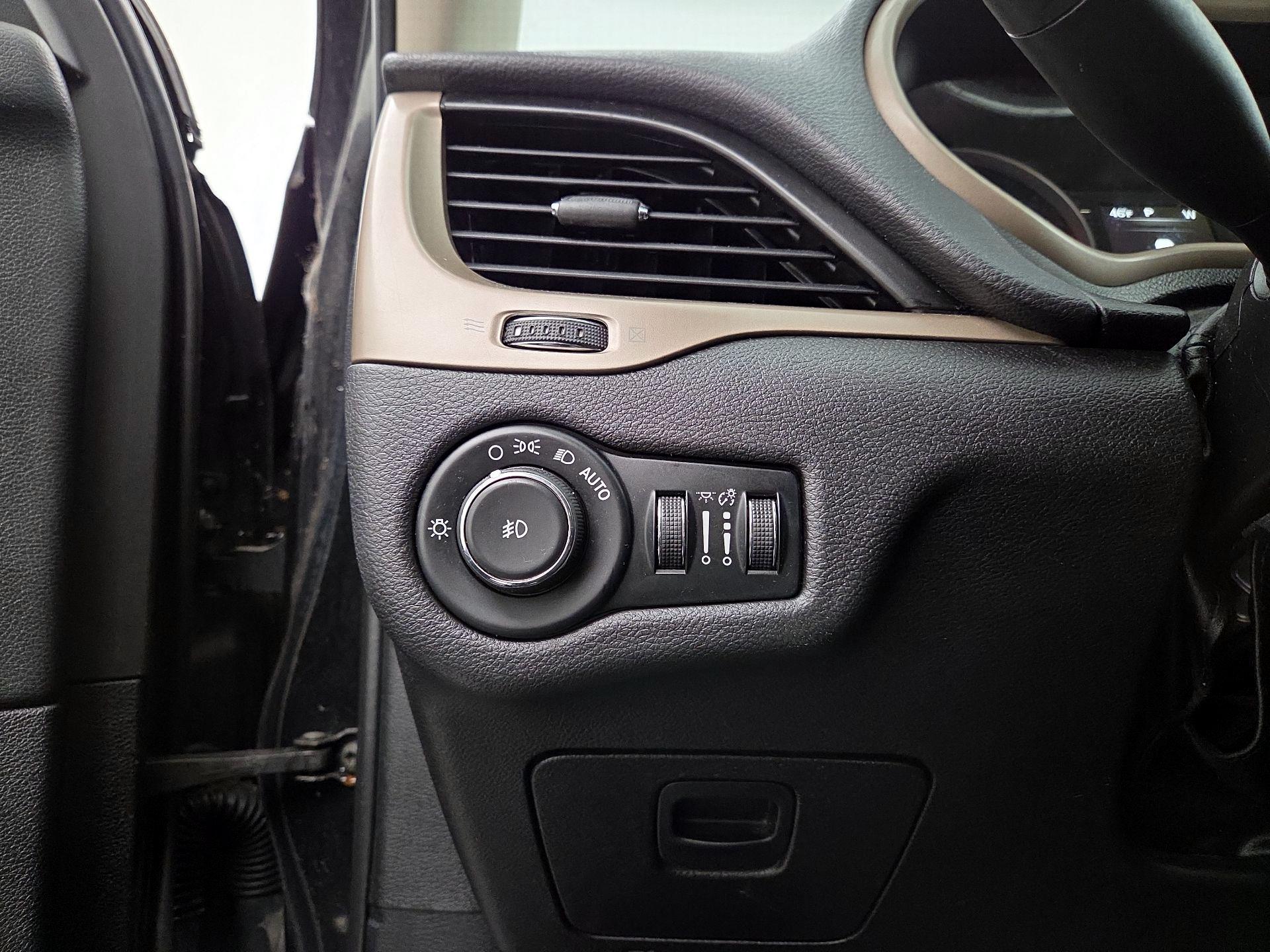 Thumbnail: 2017 Jeep Cherokee - 13